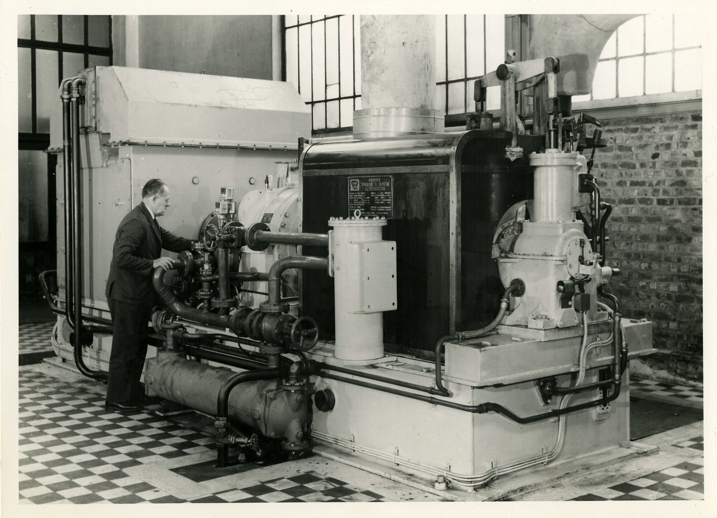 Machinezaal met turbogenerator in fabriek van Tiense Suikerraffinaderij in Genappe