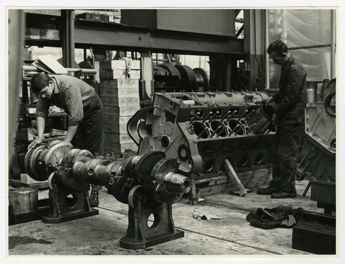 Assemblage van een dieselmotor voor een locomotief in een montagehal van machinebouwer ACEC-MAN in Gent