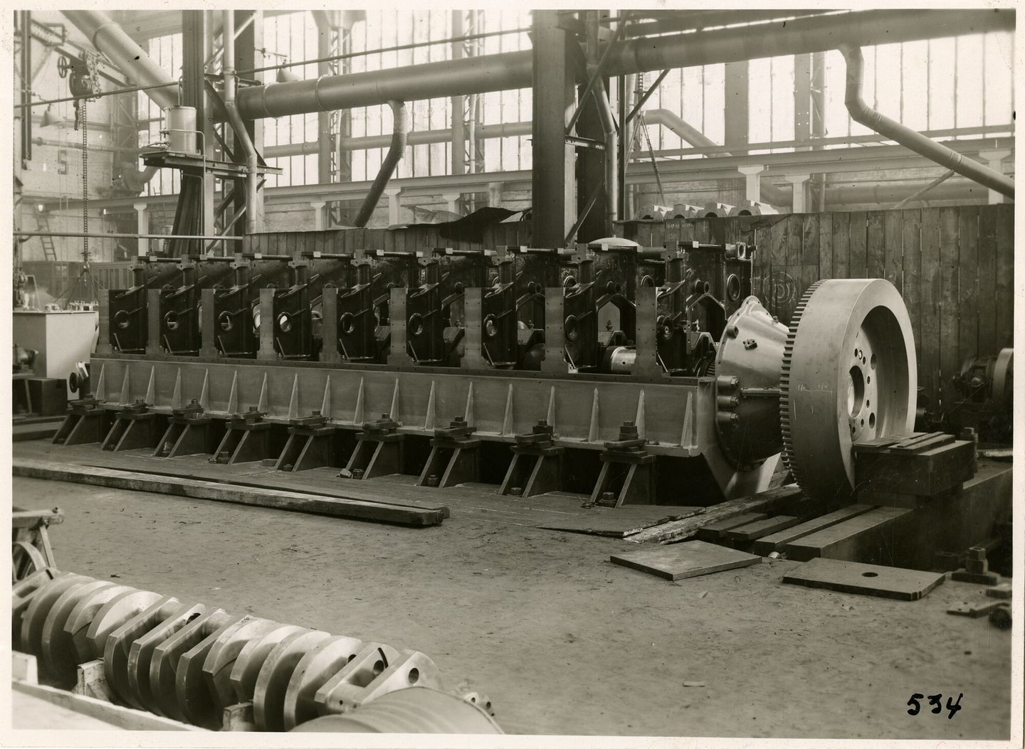 Assemblage van scheepsdiesel in een montagehal van machinebouwer SEM-Carels in Gent