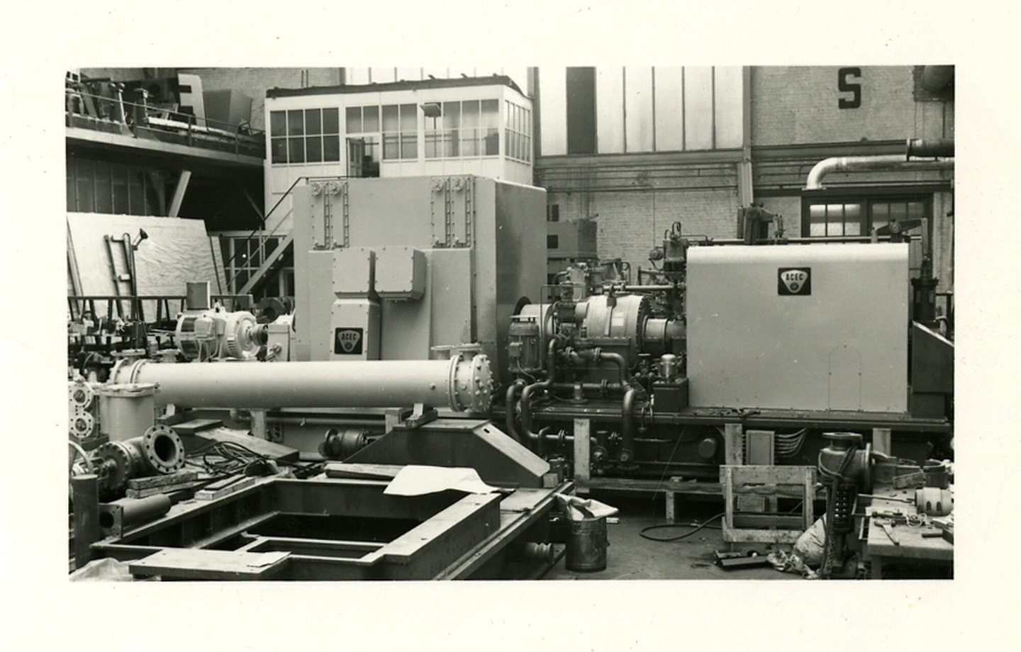 Assemblage van industriële turbogenerator in een montagehal van machinebouwer ACEC in Gent