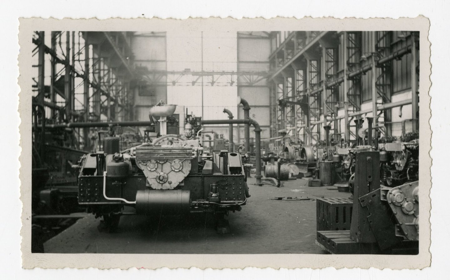 Assemblage van dieselelektrische locomotief in een montagehal van machinebouwer SEM-Carels in Gent