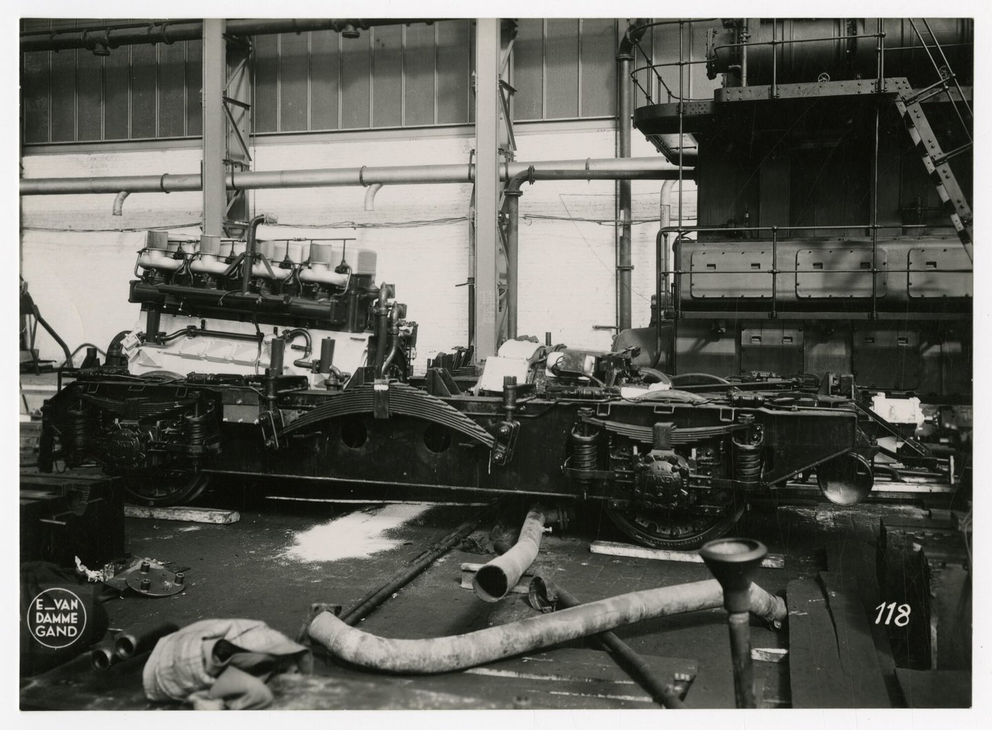 Assemblage van dieselelektrische locomotief in een montagehal van machinebouwer SEM-Carels in Gent