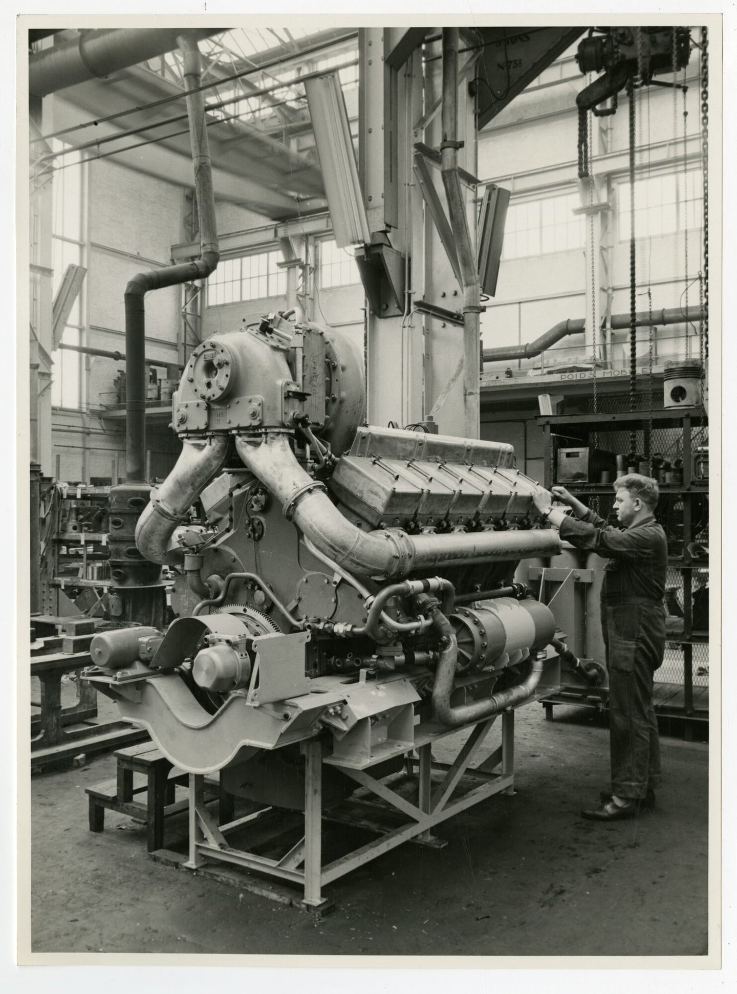 Assemblage van een dieselmotor voor een locomotief in een montagehal van machinebouwer ACEC-MAN in Gent