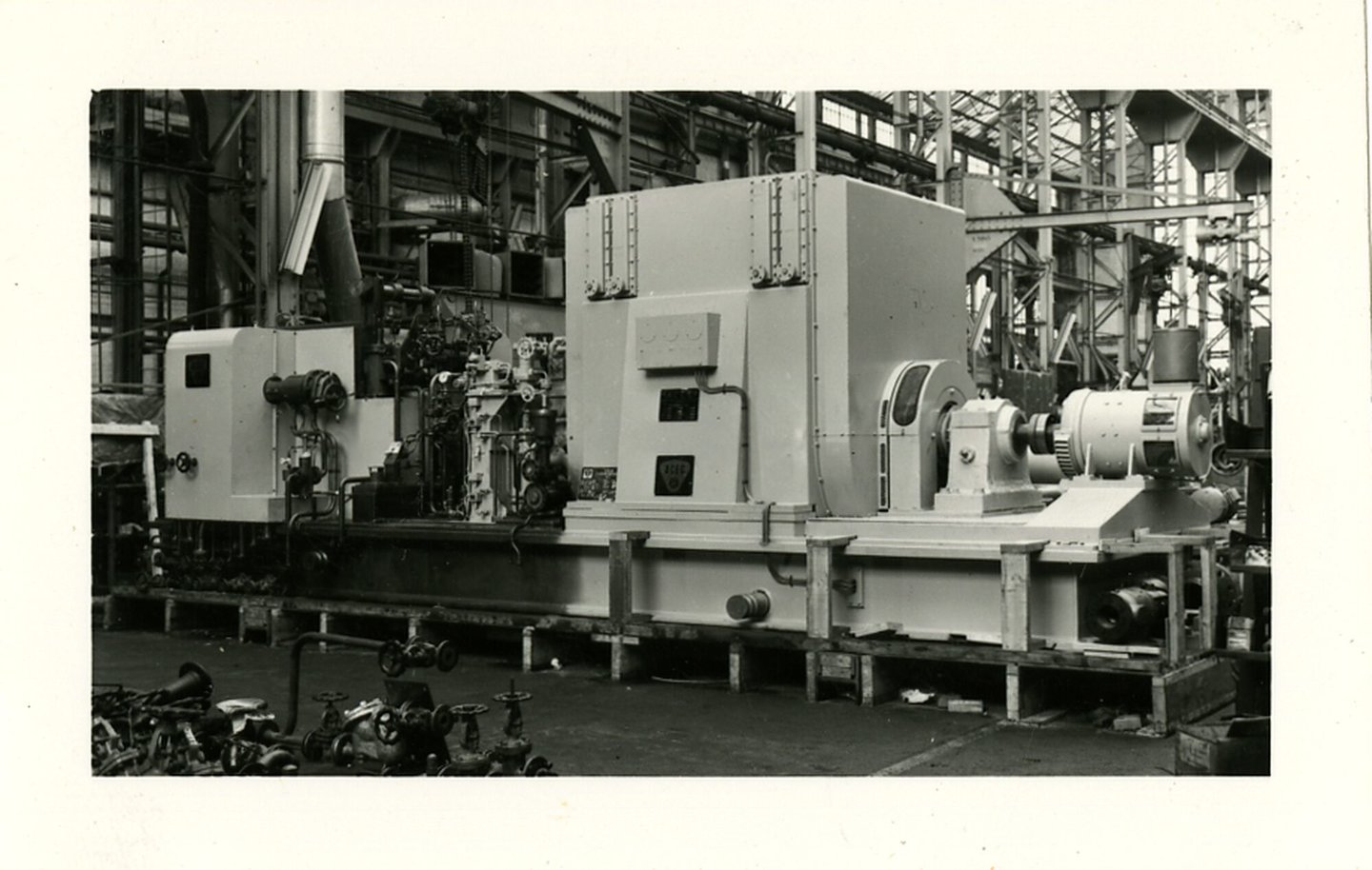 Assemblage van industriële turbogenerator in een montagehal van machinebouwer ACEC in Gent