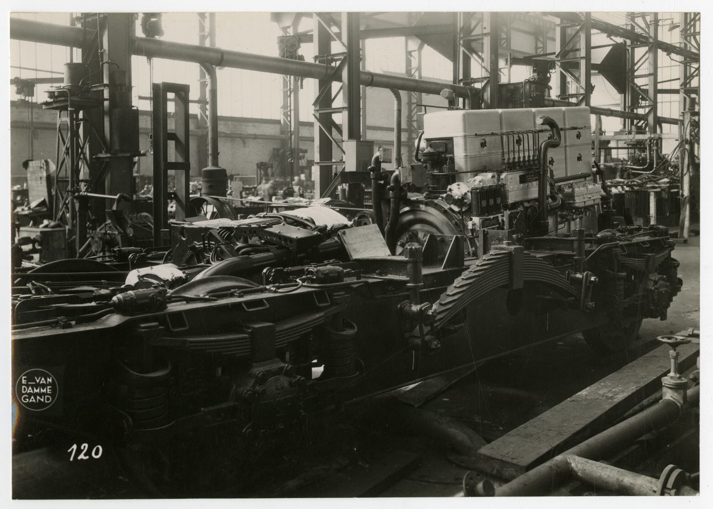 Assemblage van dieselelektrische locomotief in een montagehal van machinebouwer SEM-Carels in Gent