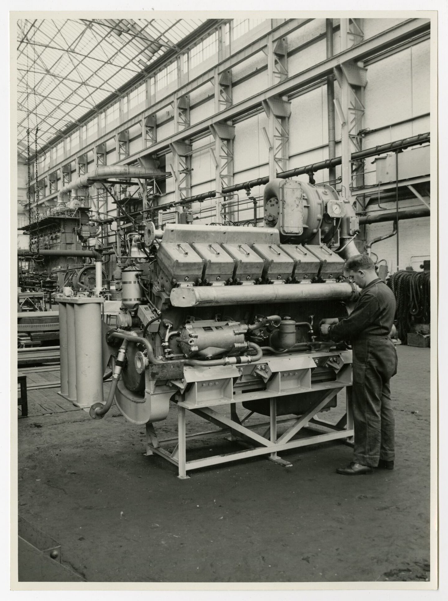 Assemblage van een dieselmotor voor een locomotief in een montagehal van machinebouwer ACEC-MAN in Gent