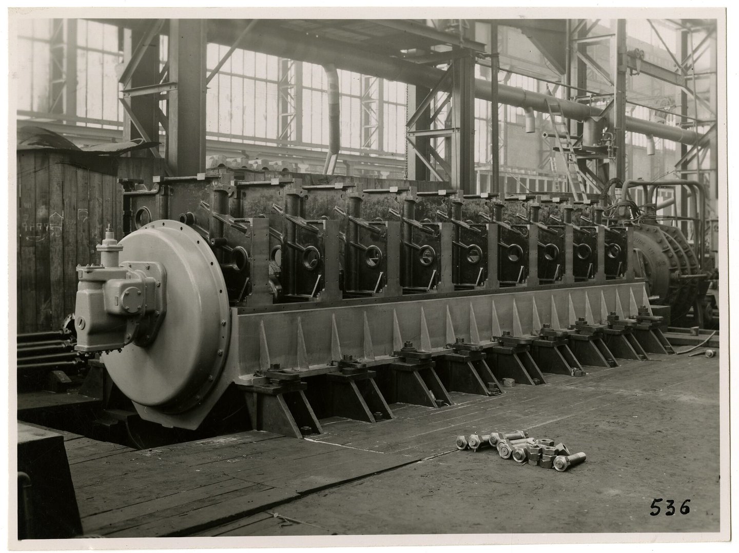 Assemblage van scheepsdiesel in een montagehal van machinebouwer SEM-Carels in Gent