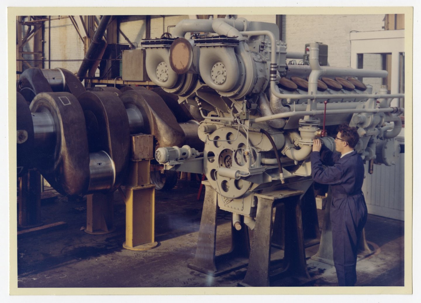 Assemblage van een dieselmotor voor een locomotief in een montagehal van machinebouwer ACEC-MAN in Gent