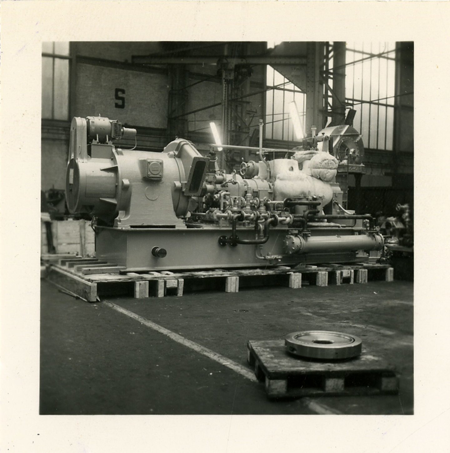 Assemblage van industriële turbogenerator in een montagehal van machinebouwer ACEC in Gent