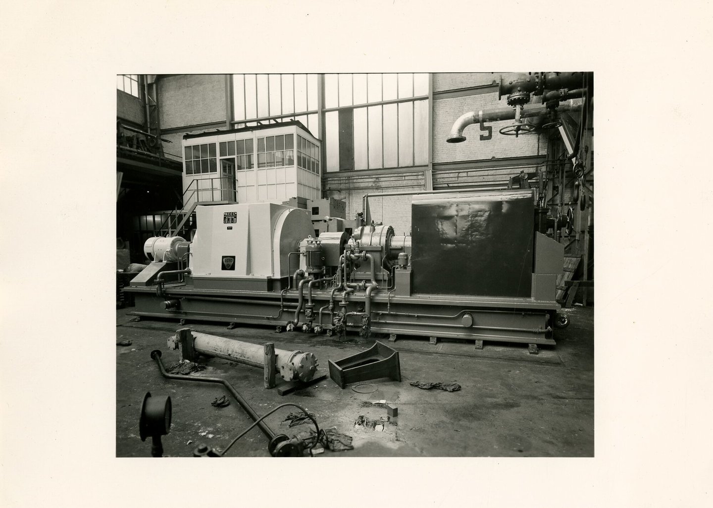 Assemblage van industriële turbogenerator in een montagehal van machinebouwer ACEC in Gent