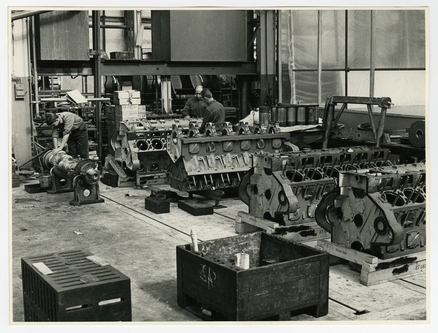 Assemblage van een dieselmotor voor een locomotief in een montagehal van machinebouwer ACEC-MAN in Gent