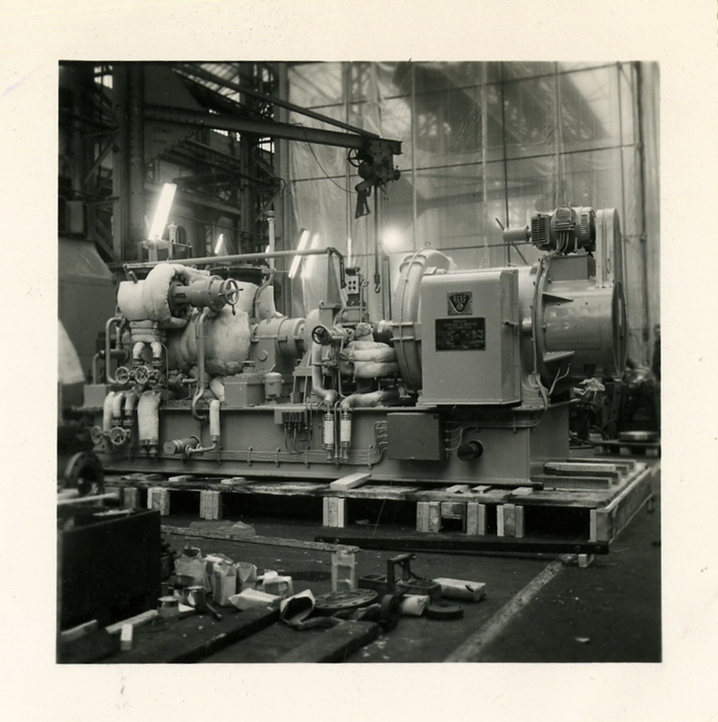 Assemblage van industriële turbogenerator in een montagehal van machinebouwer ACEC in Gent