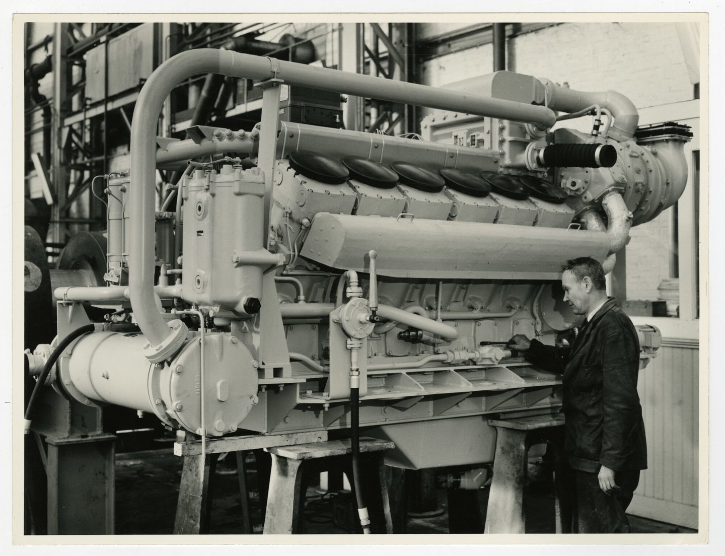 Assemblage van een dieselmotor voor een locomotief in een montagehal van machinebouwer ACEC-MAN in Gent