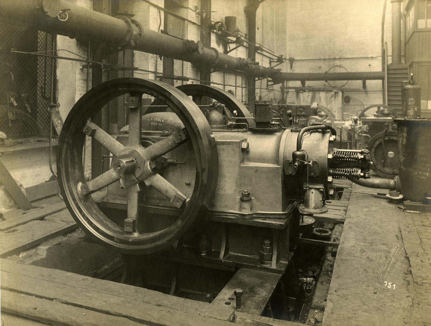 Assemblage van industriële oliemotor in een montagehal van machinebouwer Carels-Ingersoll Rand in Gent