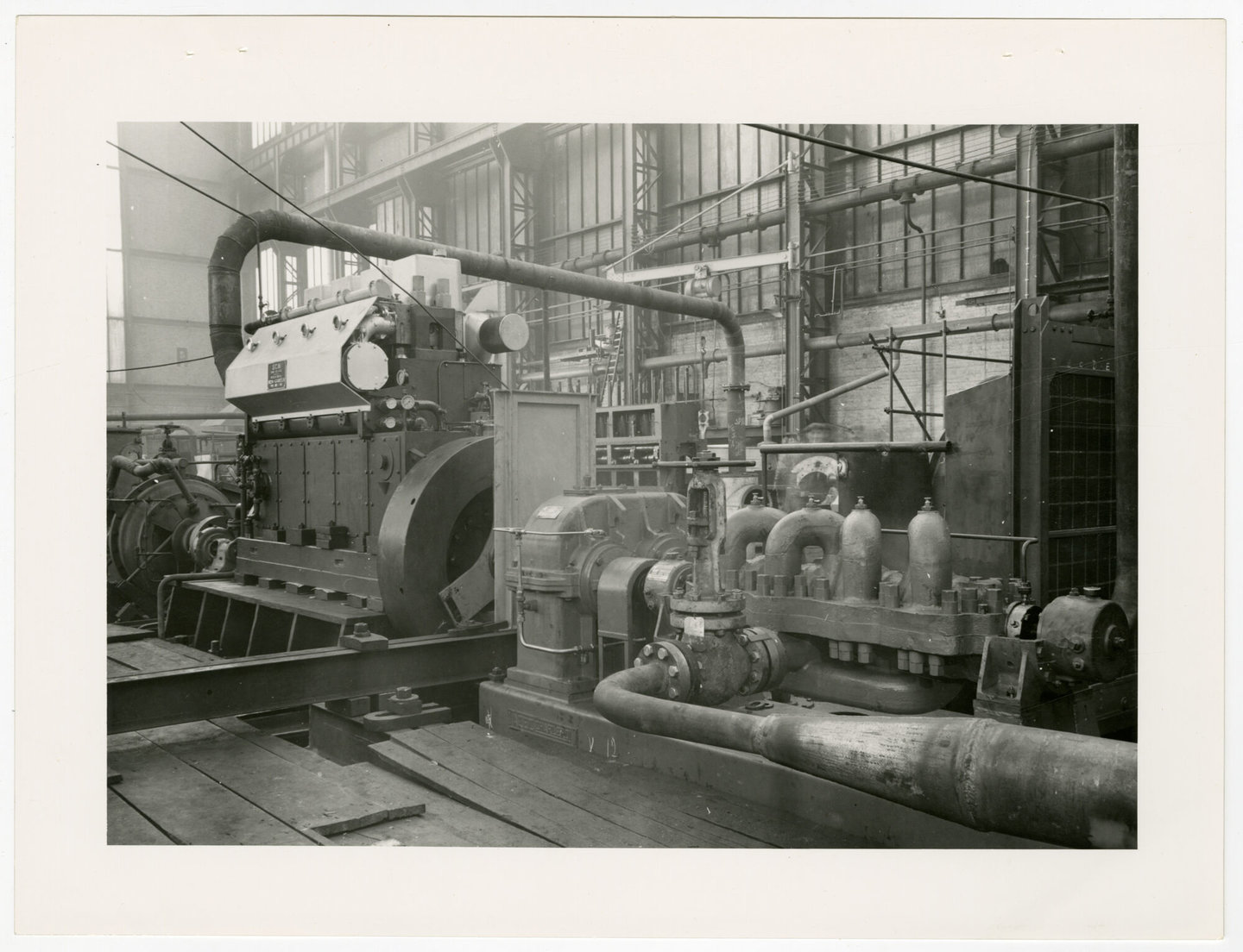 Assemblage van industriële dieselmotor in een montagehal van SEM-Carels in Gent