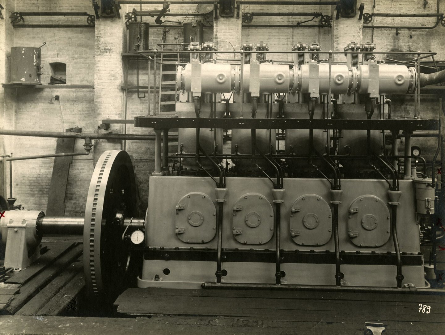 Assemblage van industriële dieselmotor in een montagehal van machinebouwer Carels-Ingersoll Rand in Gent