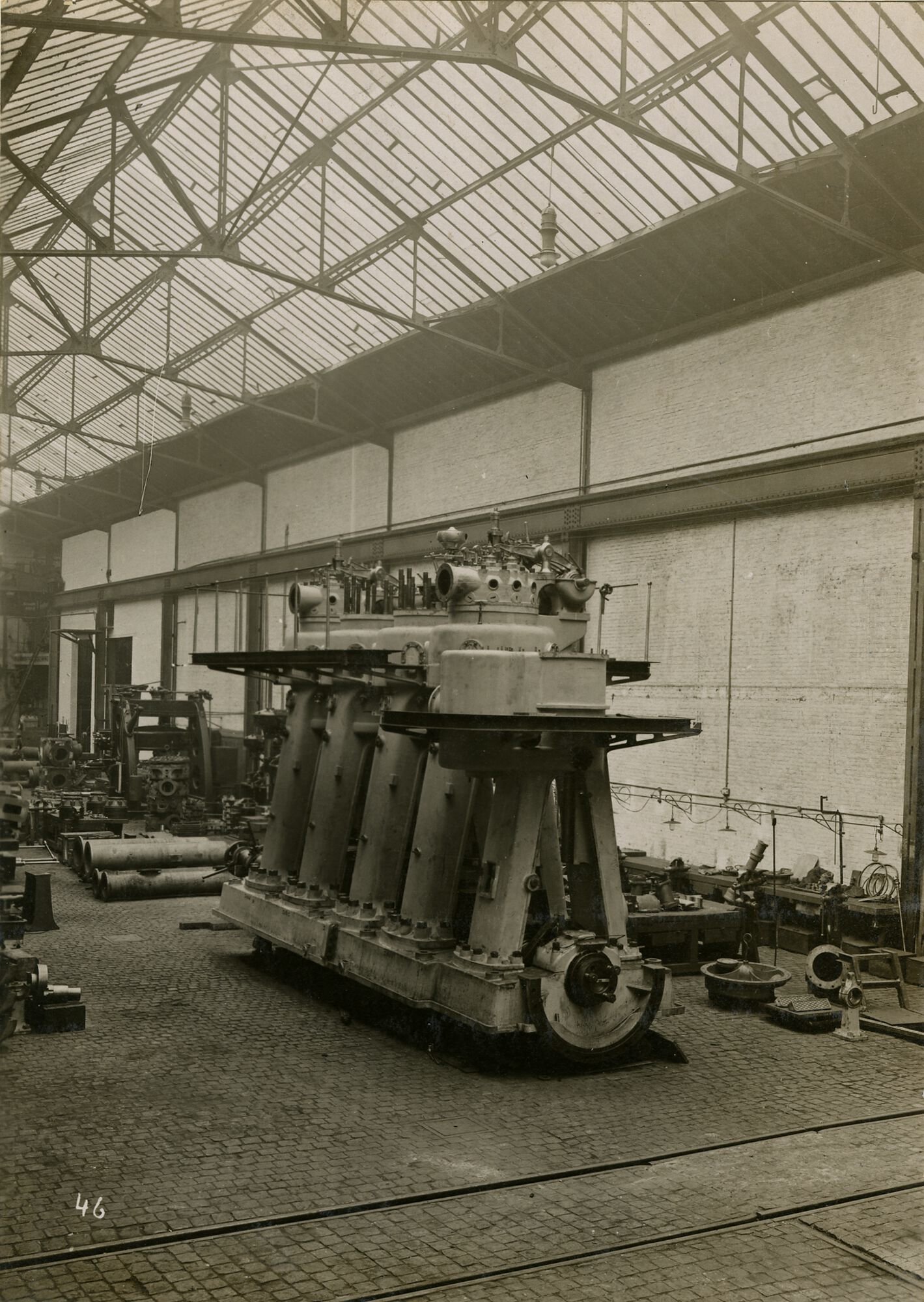 Assemblage van industriële dieselmotor in een montagehal van machinebouwer SEM-Carels in Gent