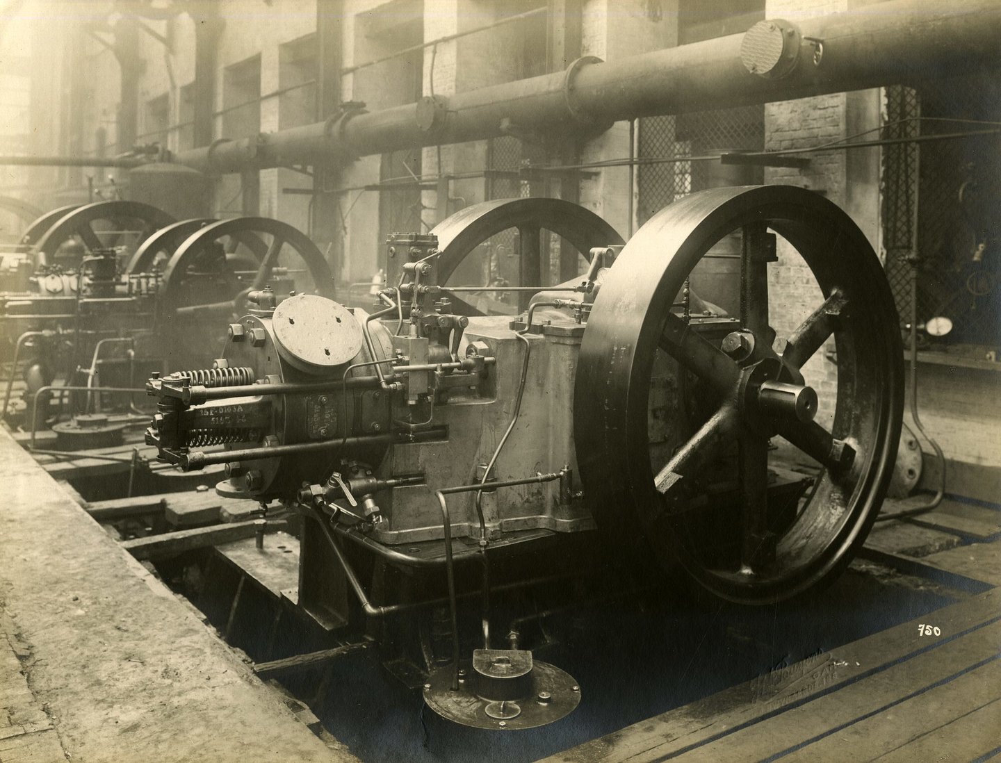 Assemblage van industriële oliemotor in een montagehal van machinebouwer Carels-Ingersoll Rand in Gent