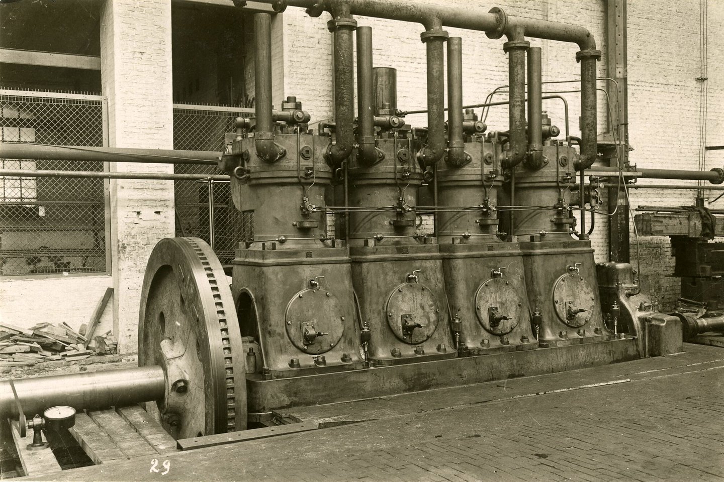 Assemblage van industriële dieselmotor in een montagehal van machinebouwer SEM-Carels in Gent