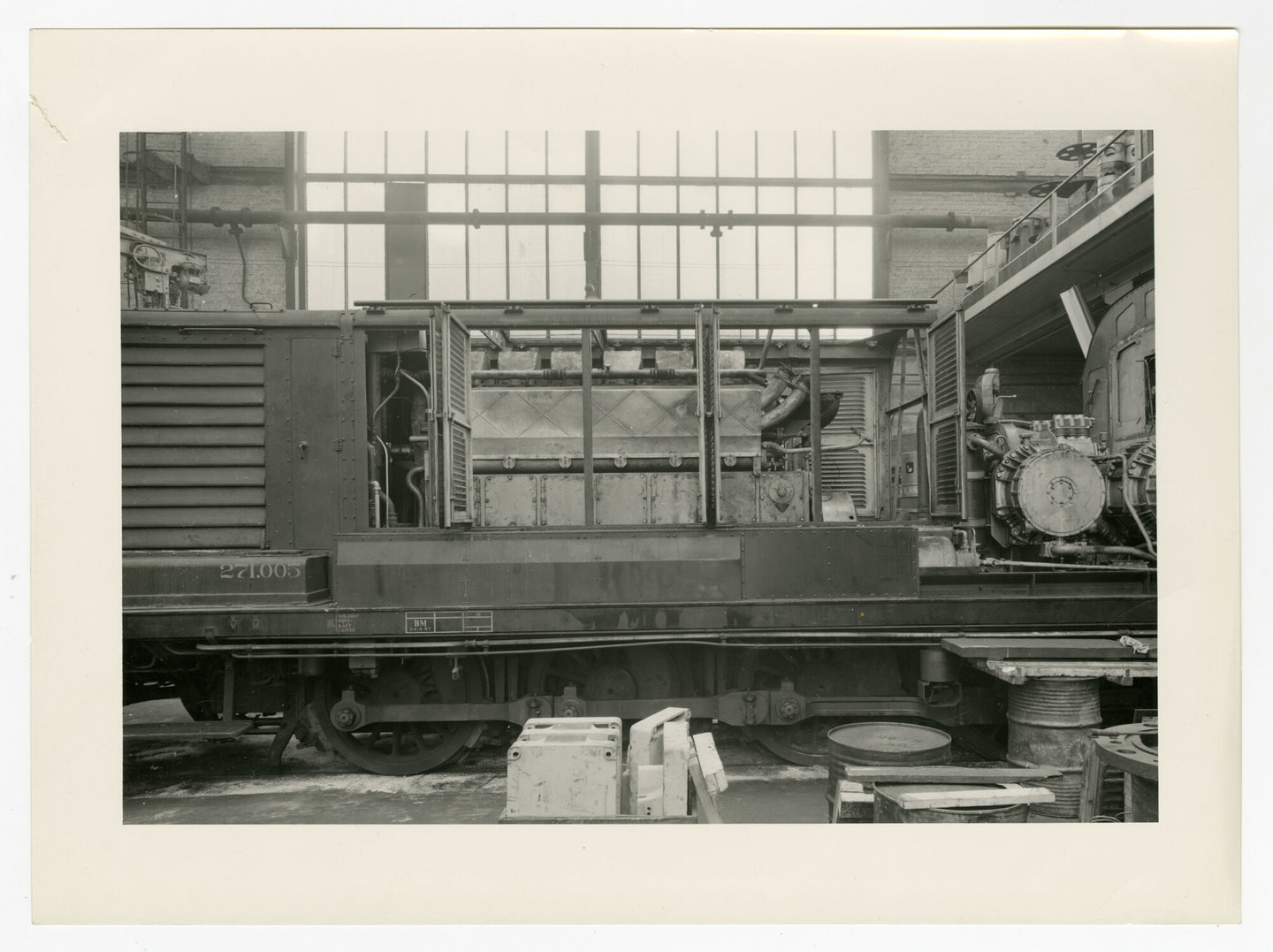 Assemblage van dieselelektrische locomotief in een montagehal van machinebouwer SEM-Carels in Gent