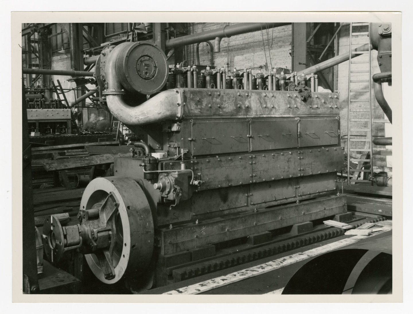 Assemblage van industriële dieselmotor in een montagehal van machinebouwer SEM-Carels in Gent