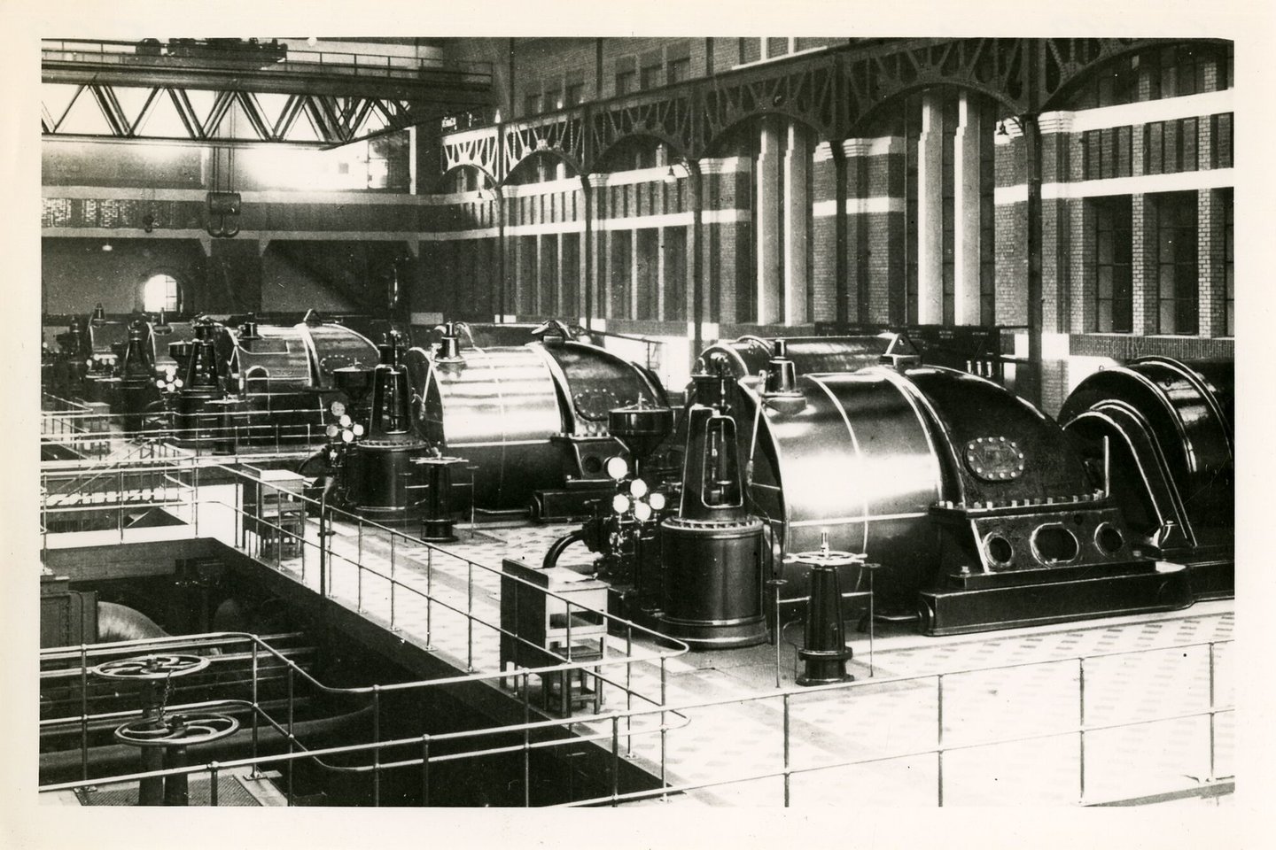 Oude machinezaal met turbogeneratoren van de stedelijke elektriciteitscentrale Ham in Gent