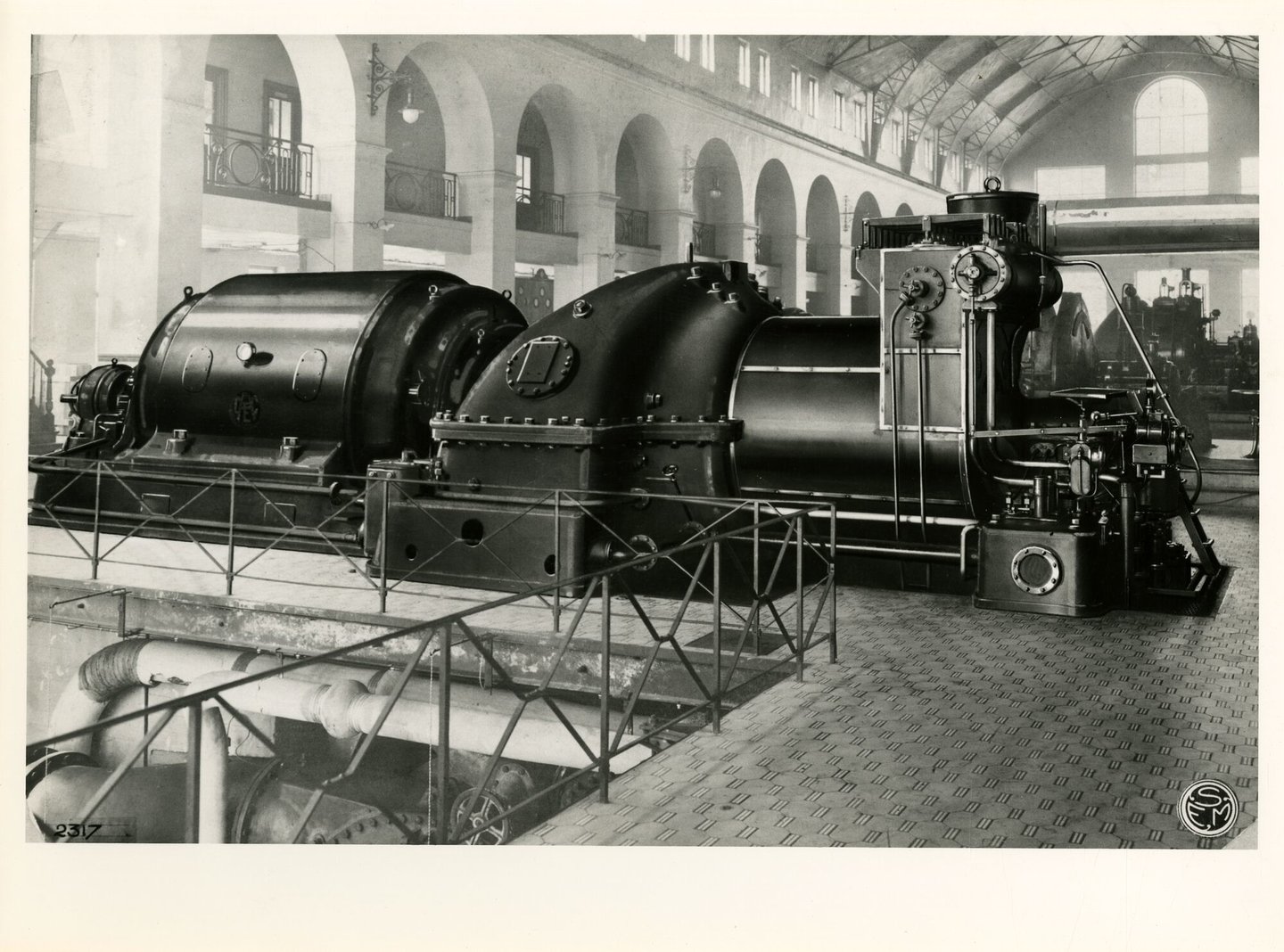 Machinezaal met turbogenerator van elektriciteitscentrale in Drogenbos