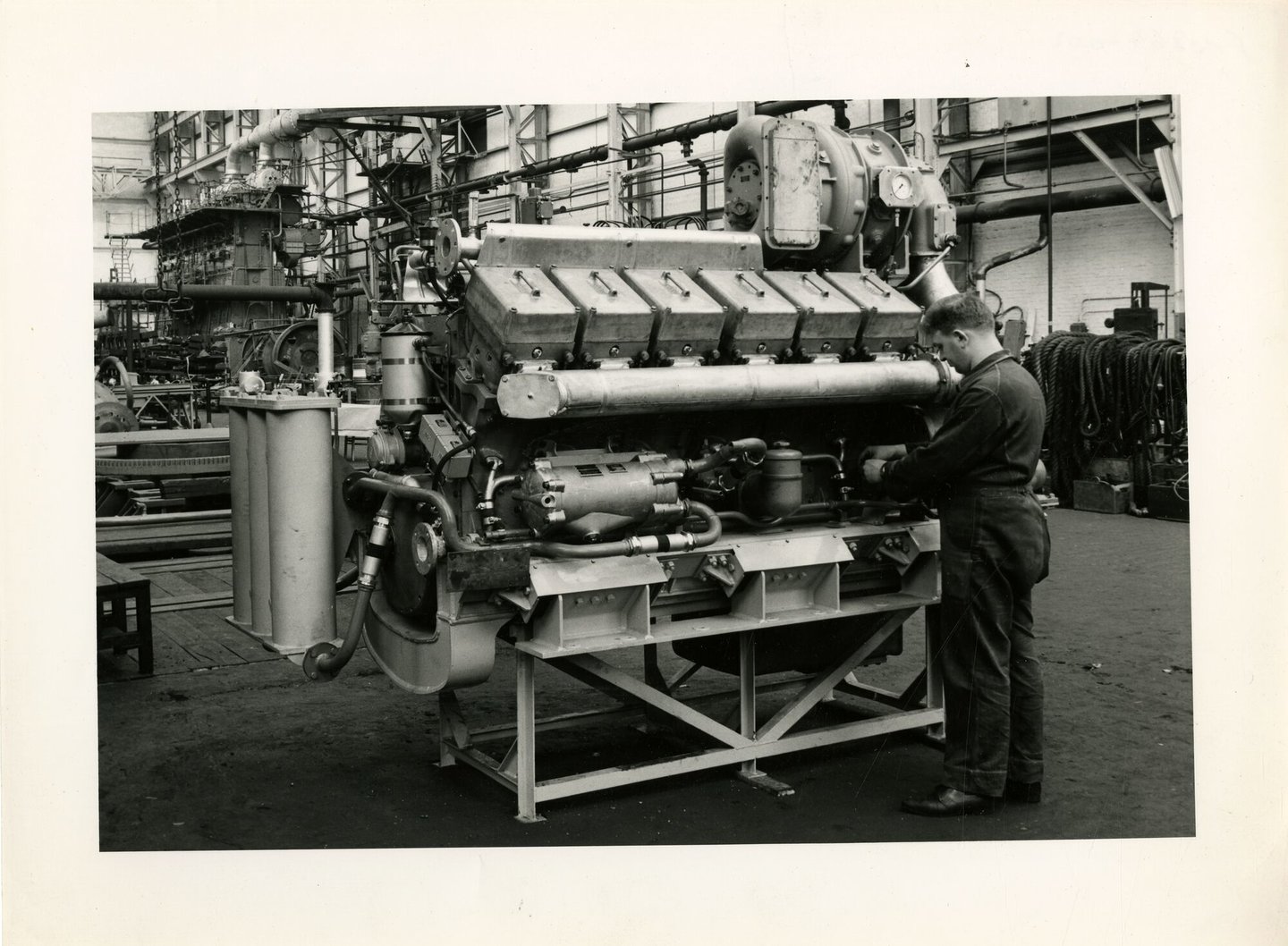 Assemblage van een dieselmotor voor een locomotief in een montagehal van machinebouwer ACEC-MAN in Gent