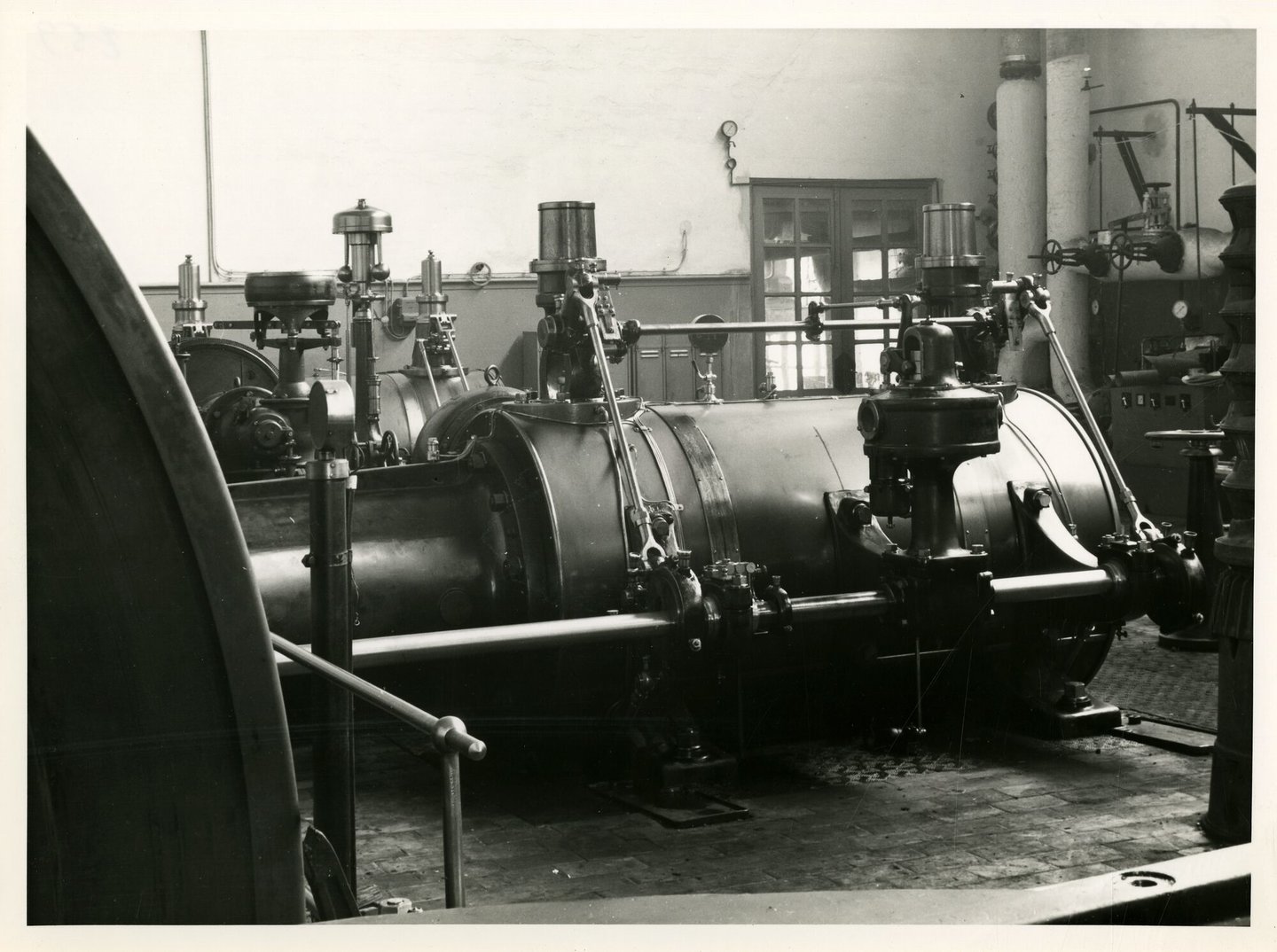 Machinezaal met stoommachine van suikerfabriek Sucrerie des Flandres in Moerbeke-Waas