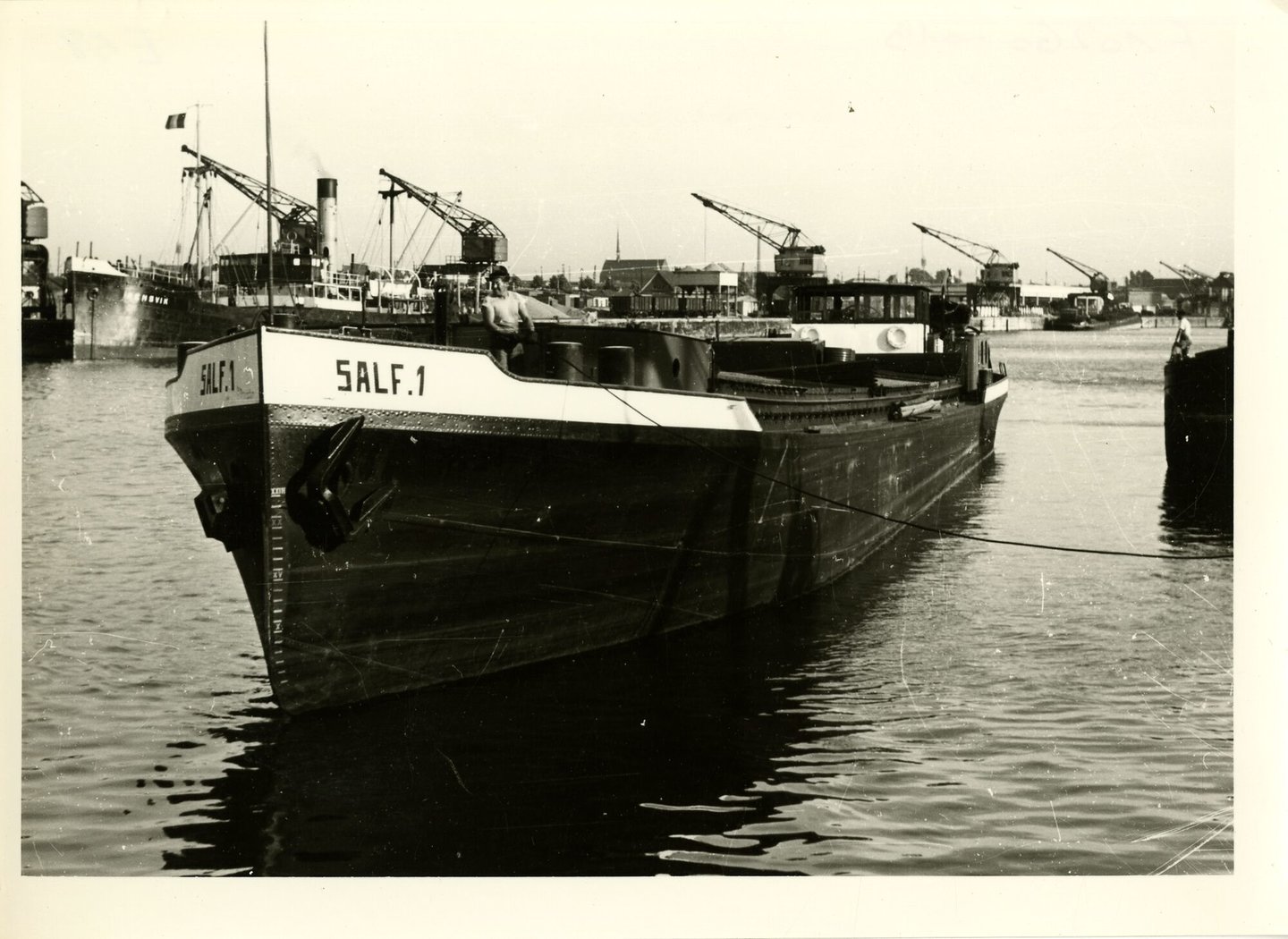 Binnenvaartschip Salf I aan de kade