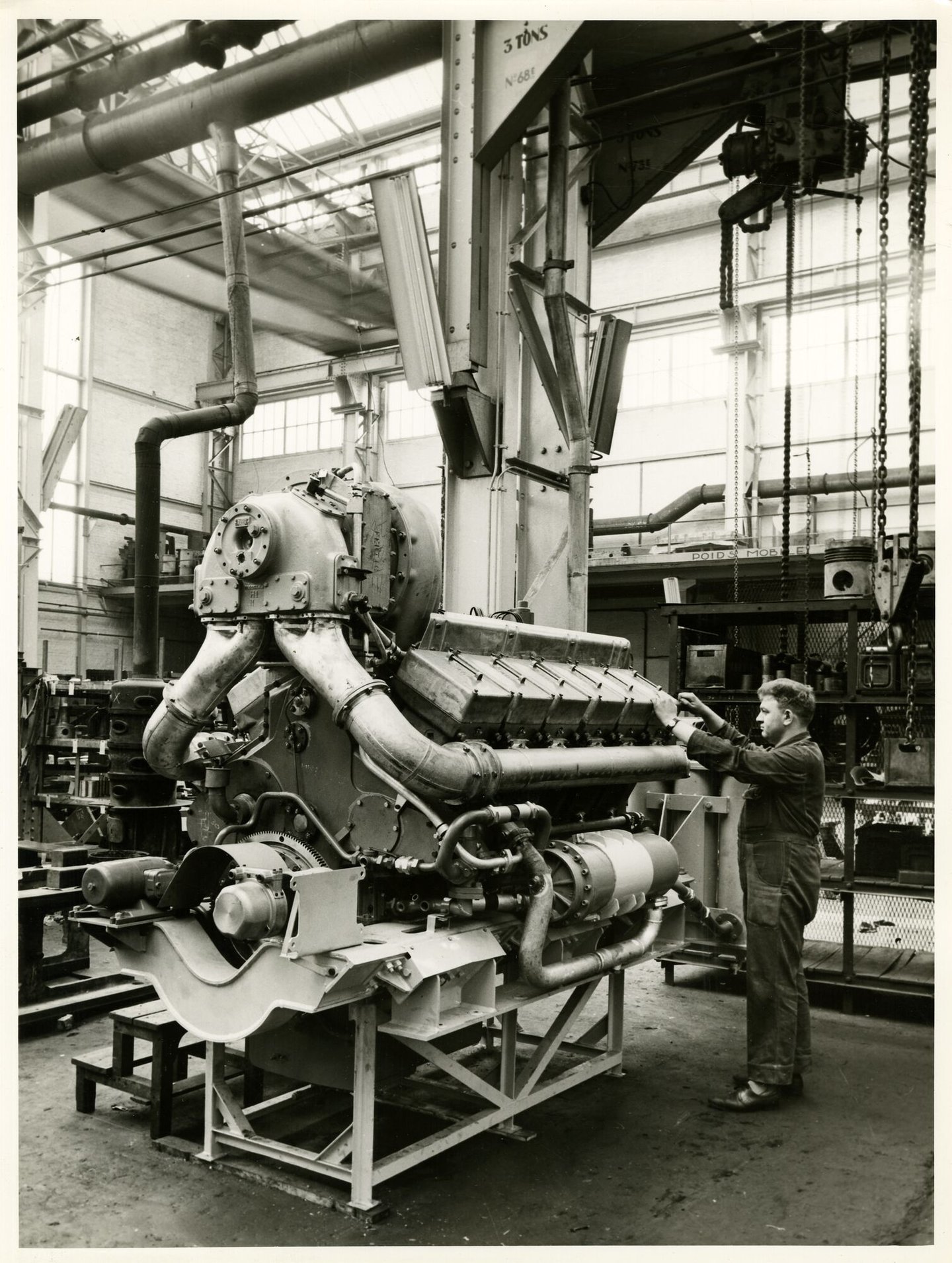 Assemblage van een dieselmotor voor een locomotief in een montagehal van machinebouwer ACEC-MAN in Gent