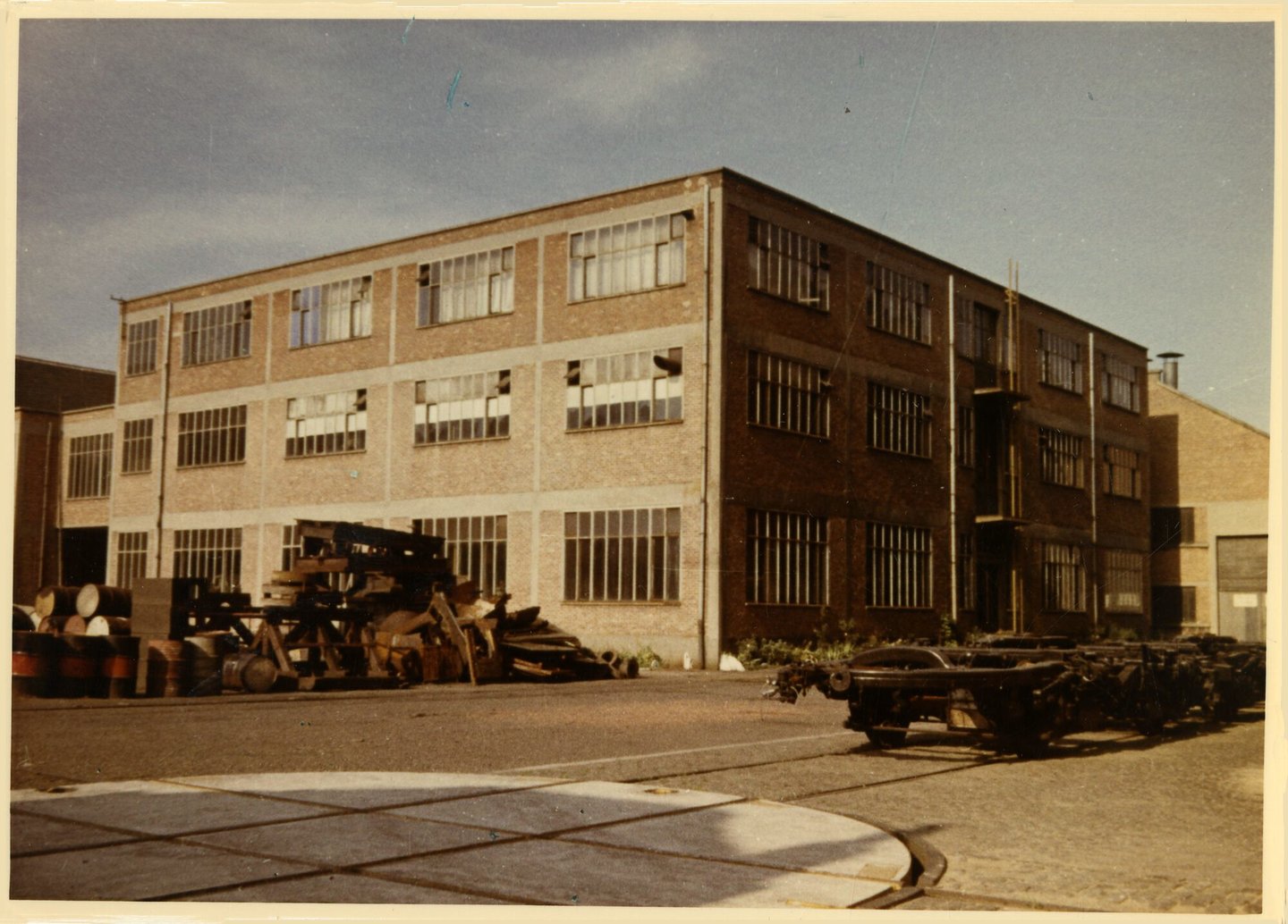 Buitenzicht met fabrieksgebouw van machinebouwer ACEC in Gent