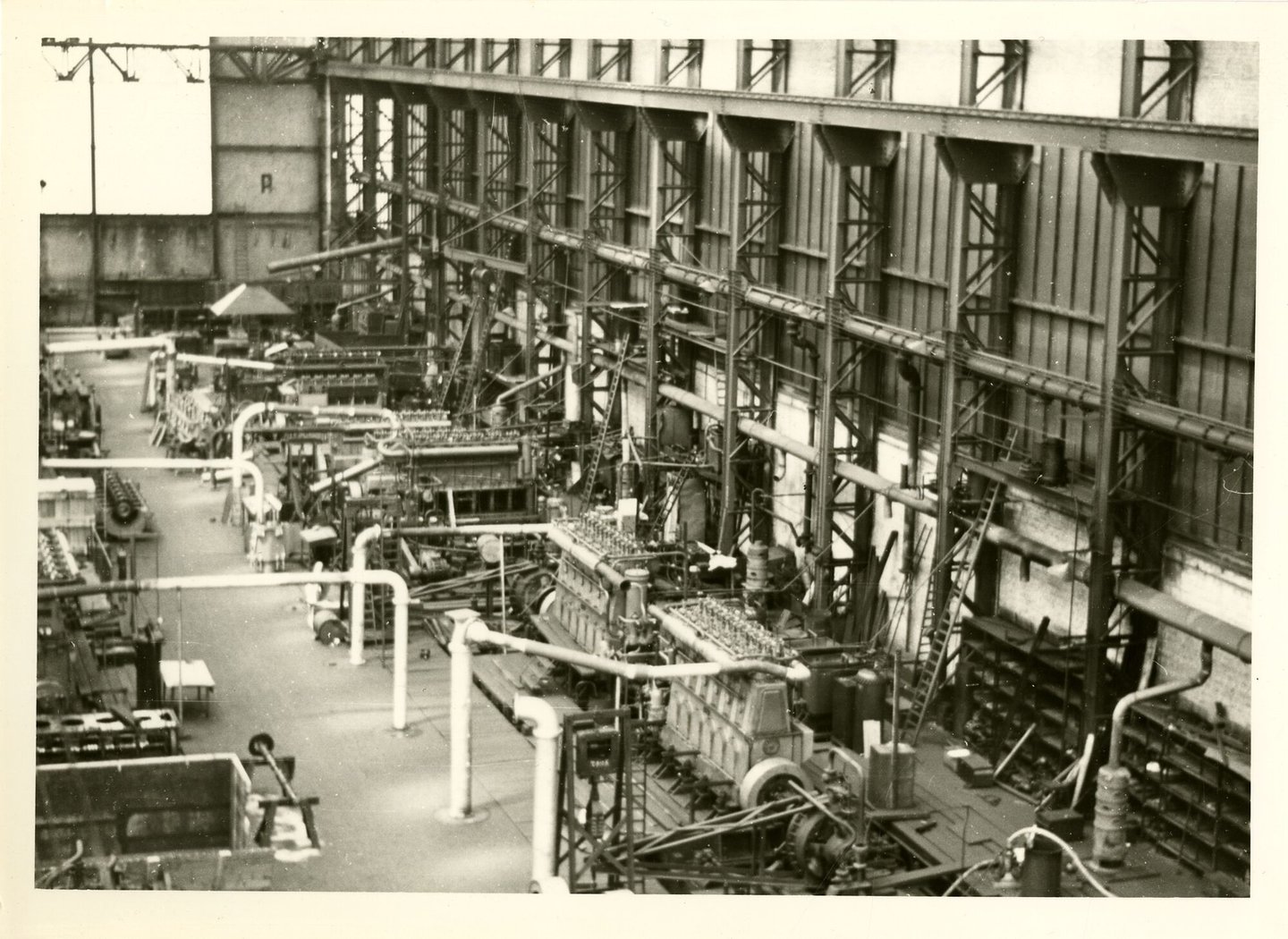 Assemblage van industriële dieselmotoren in een montagehal van machinebouwer SEM-Carels in Gent