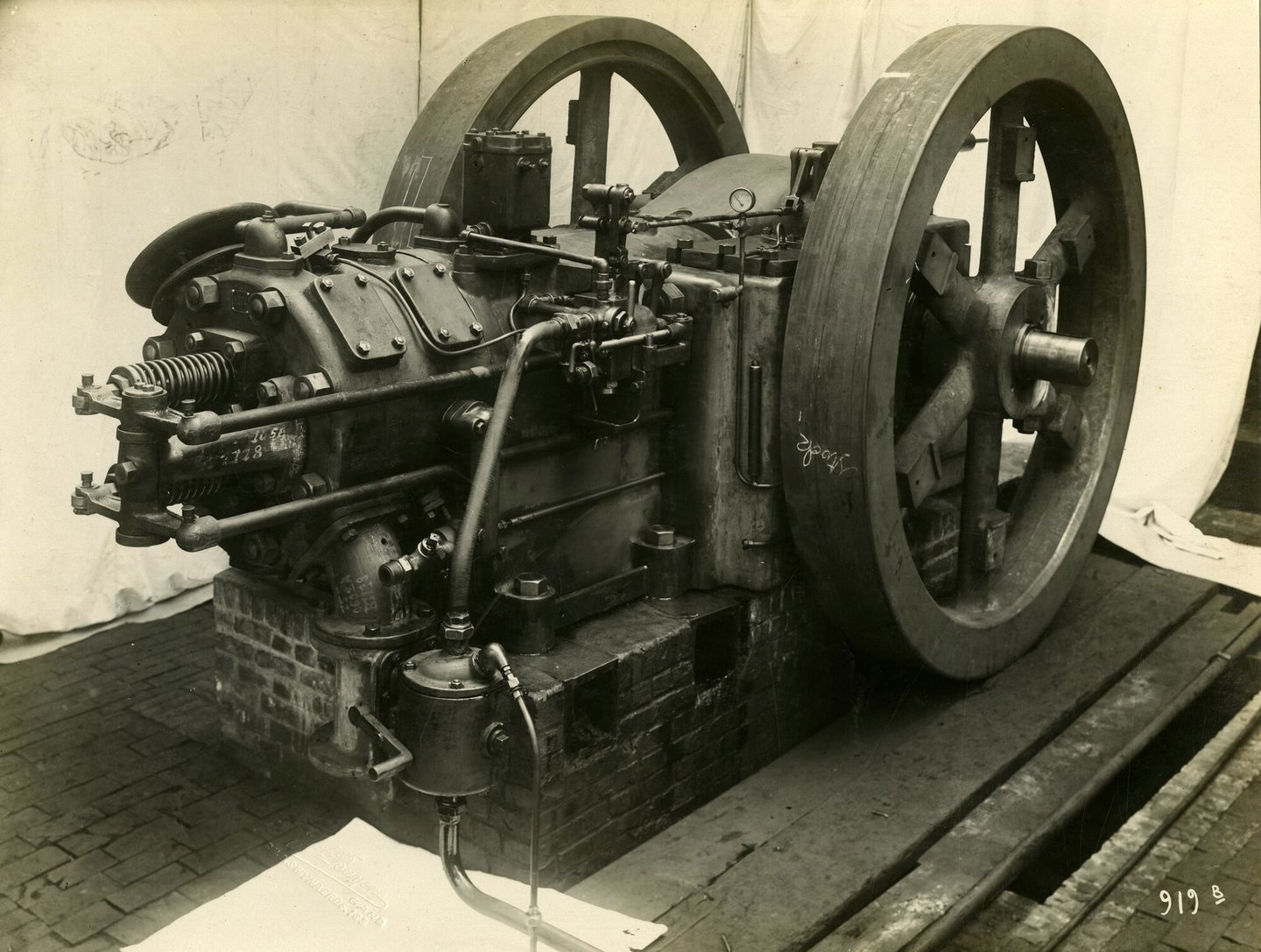 Assemblage van industriële oliemotor in een montagehal van machinebouwer Carels-Ingersoll Rand in Gent