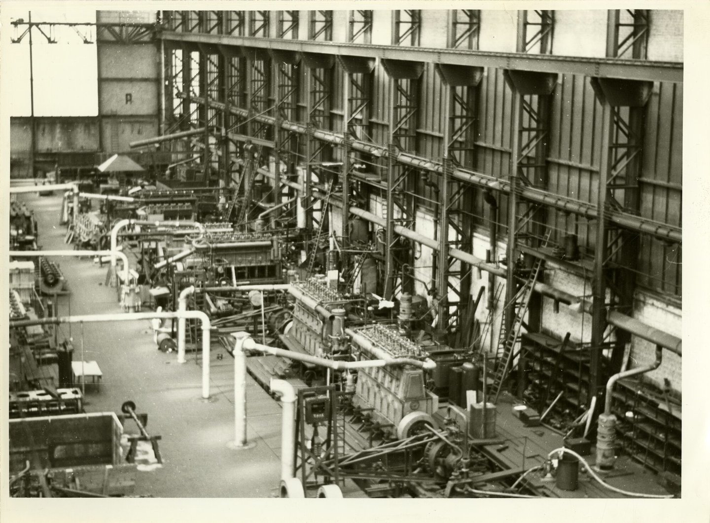 Assemblage van industriële dieselmotoren in een montagehal van machinebouwer SEM-Carels in Gent