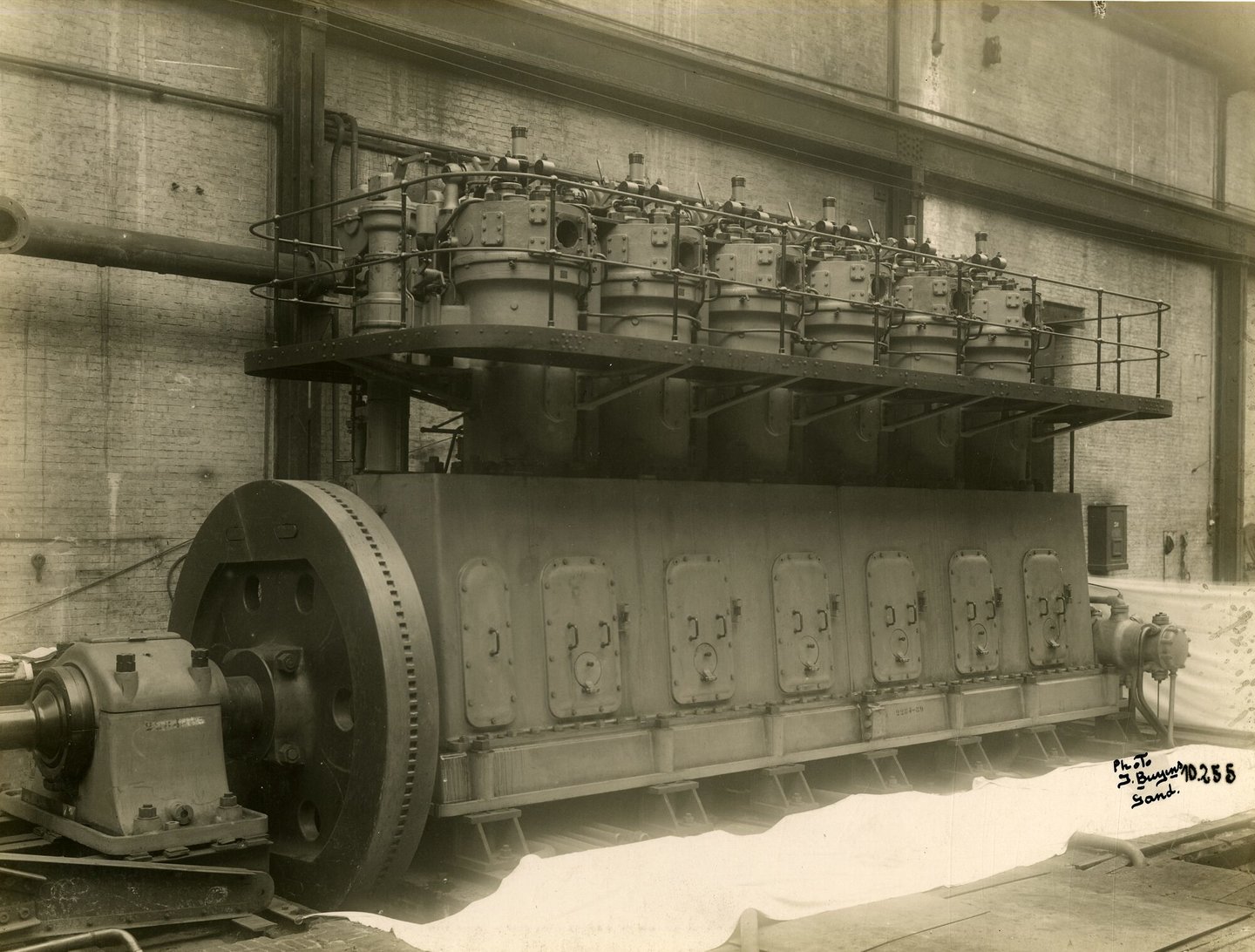 Assemblage van industriële dieselmotor in een montagehal van machinebouwer SEM-Carels in Gent