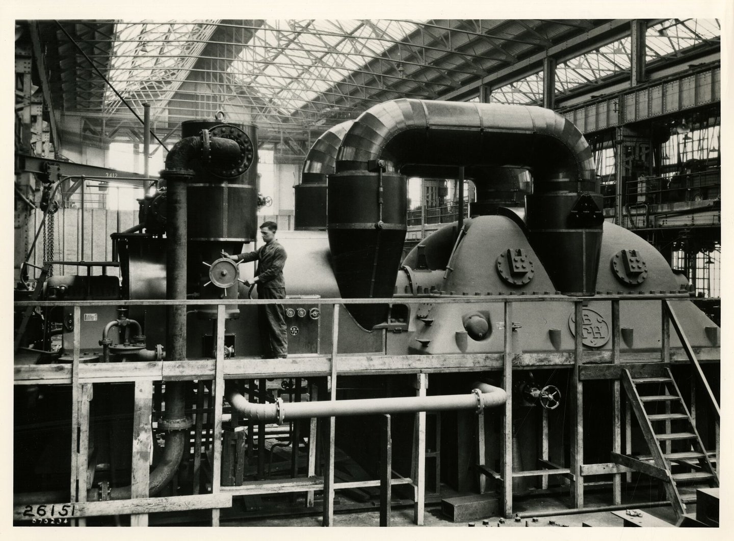 Assemblage van een turbogenerator in een montagehal van machinebouwer SEM-Carels in Gent