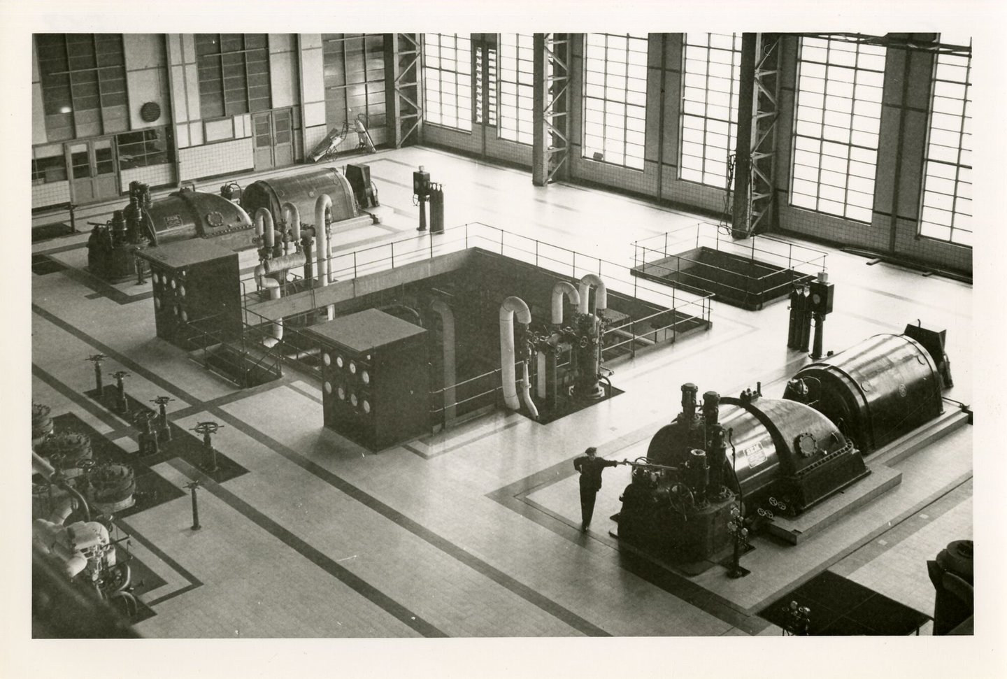 Machinezaal met turbogeneratoren van elektriciteitscentrale Forges de la Providence in Marchienne-au-Pont