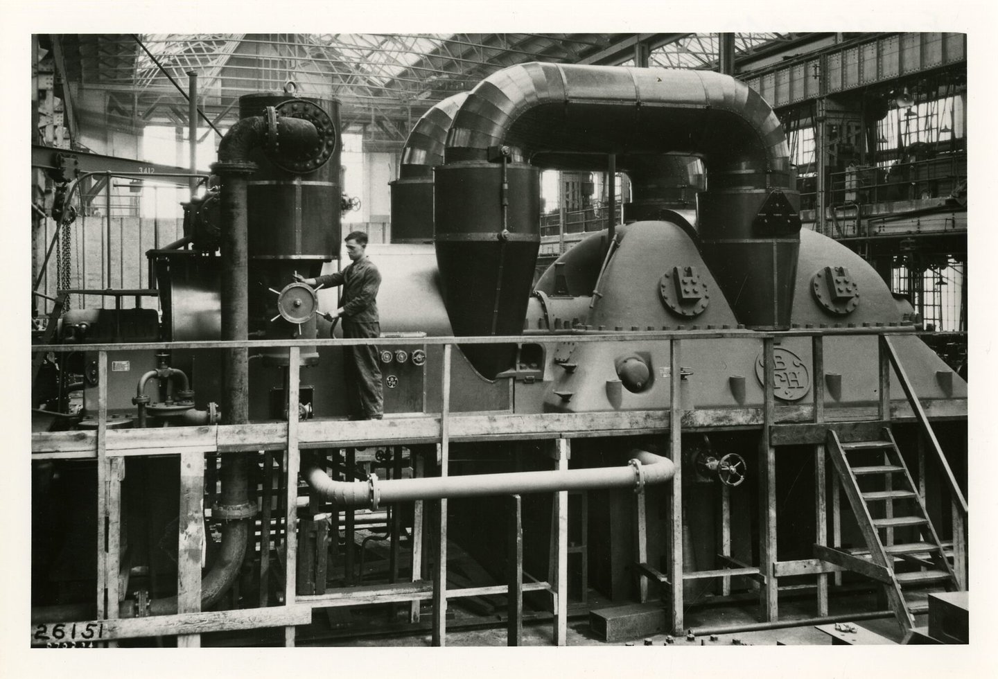 Assemblage van een turbogenerator in een montagehal van machinebouwer SEM-Carels in Gent