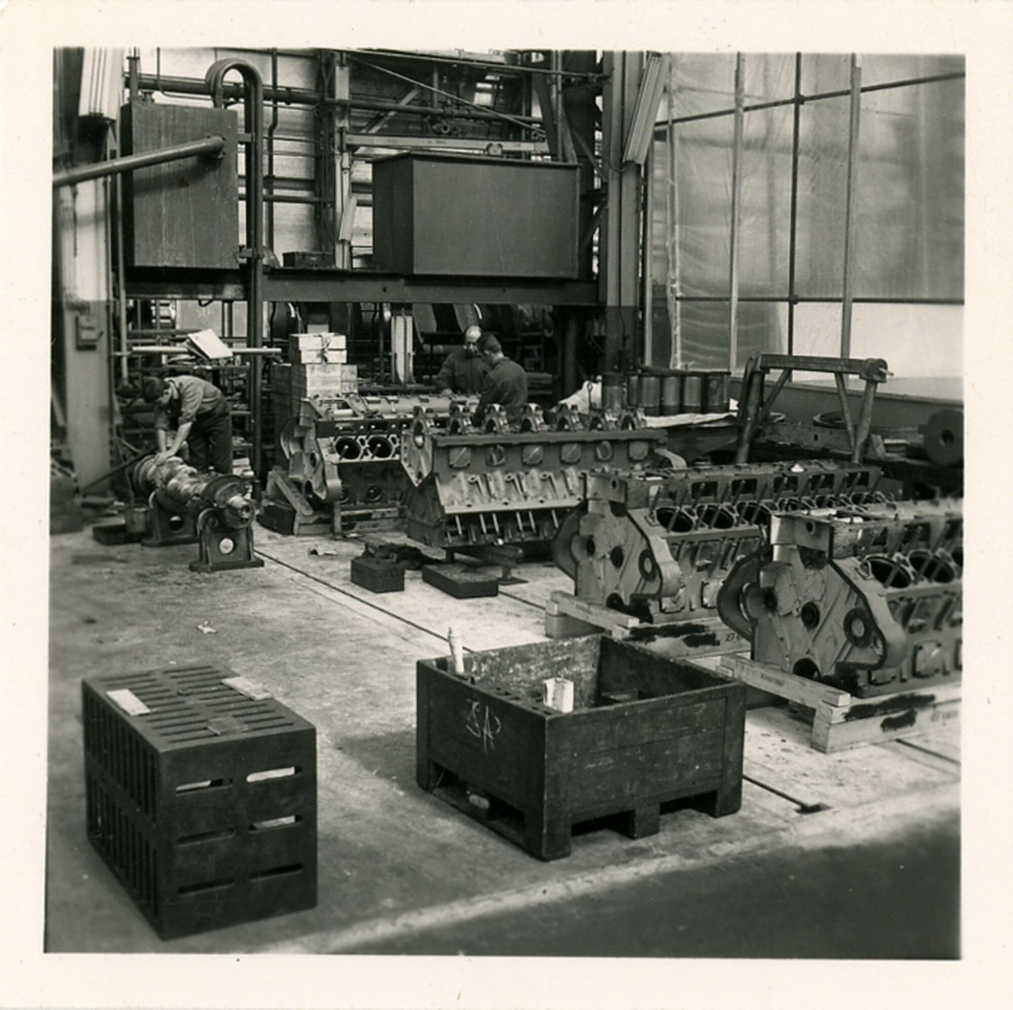 Assemblage van een dieselmotor voor een locomotief in een montagehal van machinebouwer ACEC-MAN in Gent