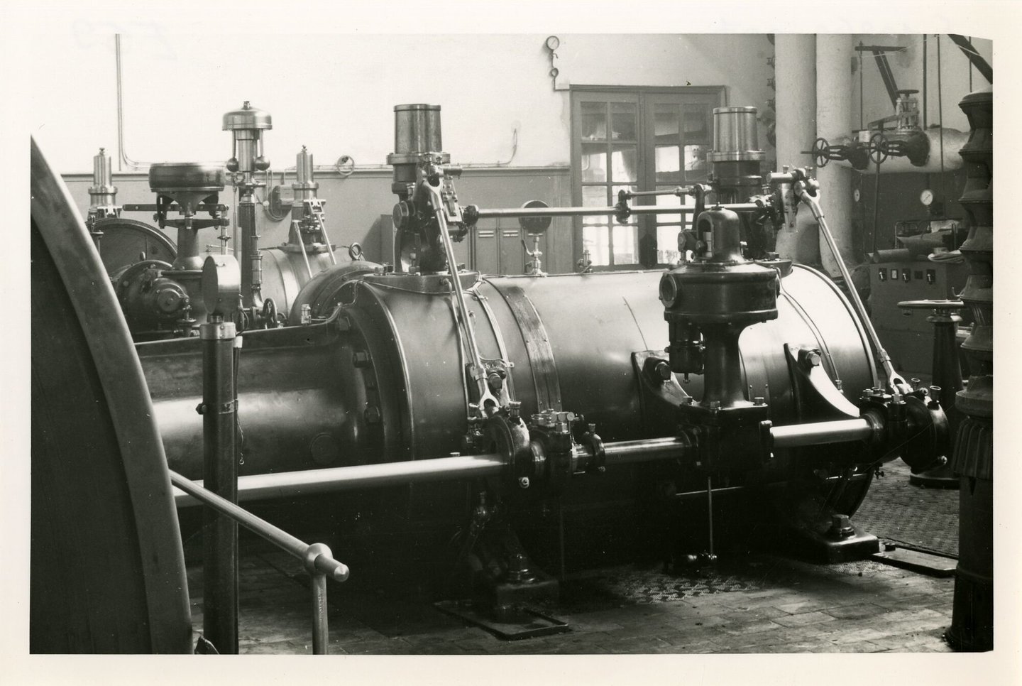 Machinezaal met stoommachine van suikerfabriek Sucrerie des Flandres in Moerbeke-Waas