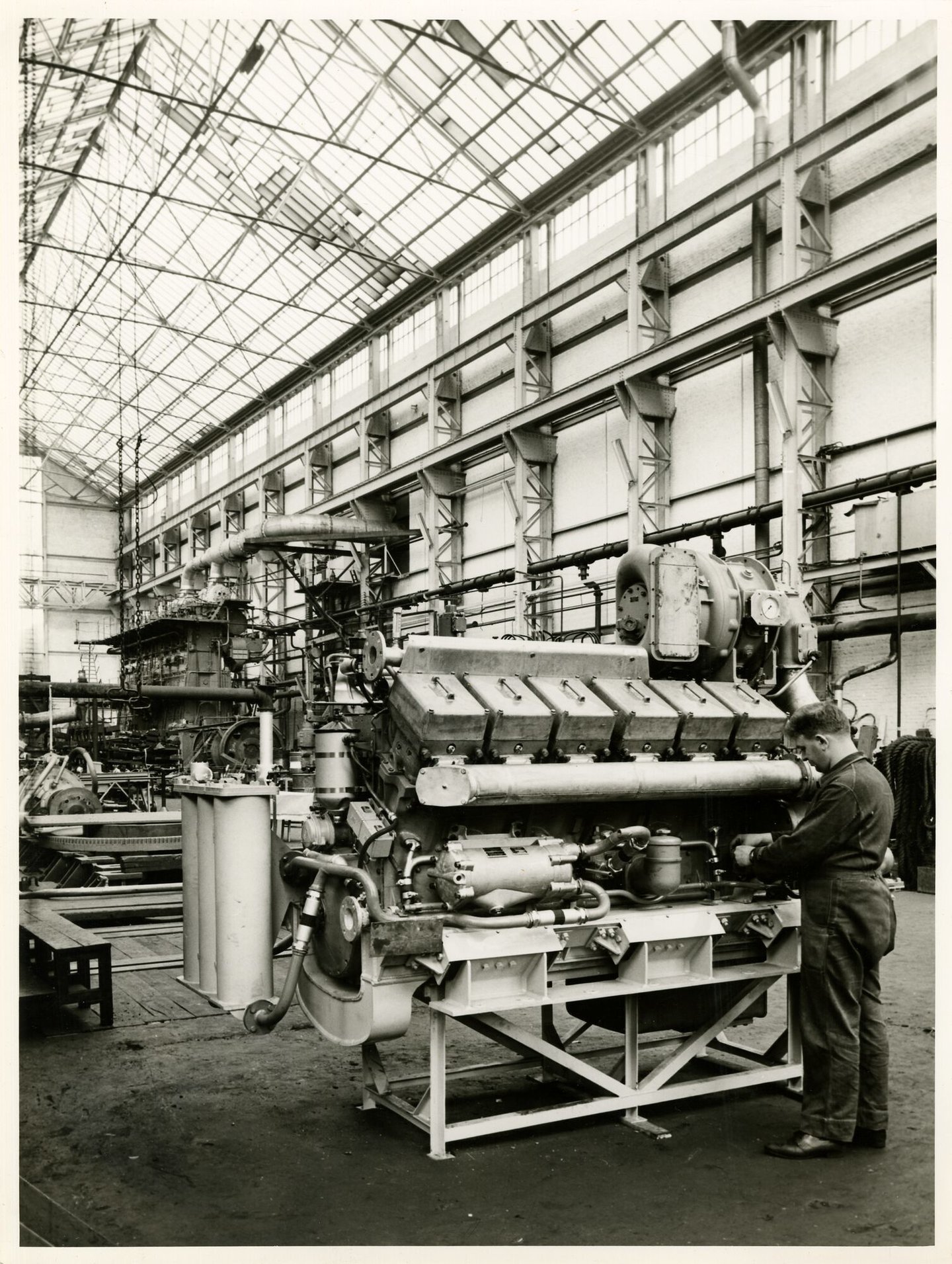 Assemblage van een dieselmotor voor een locomotief in een montagehal van machinebouwer ACEC-MAN in Gent