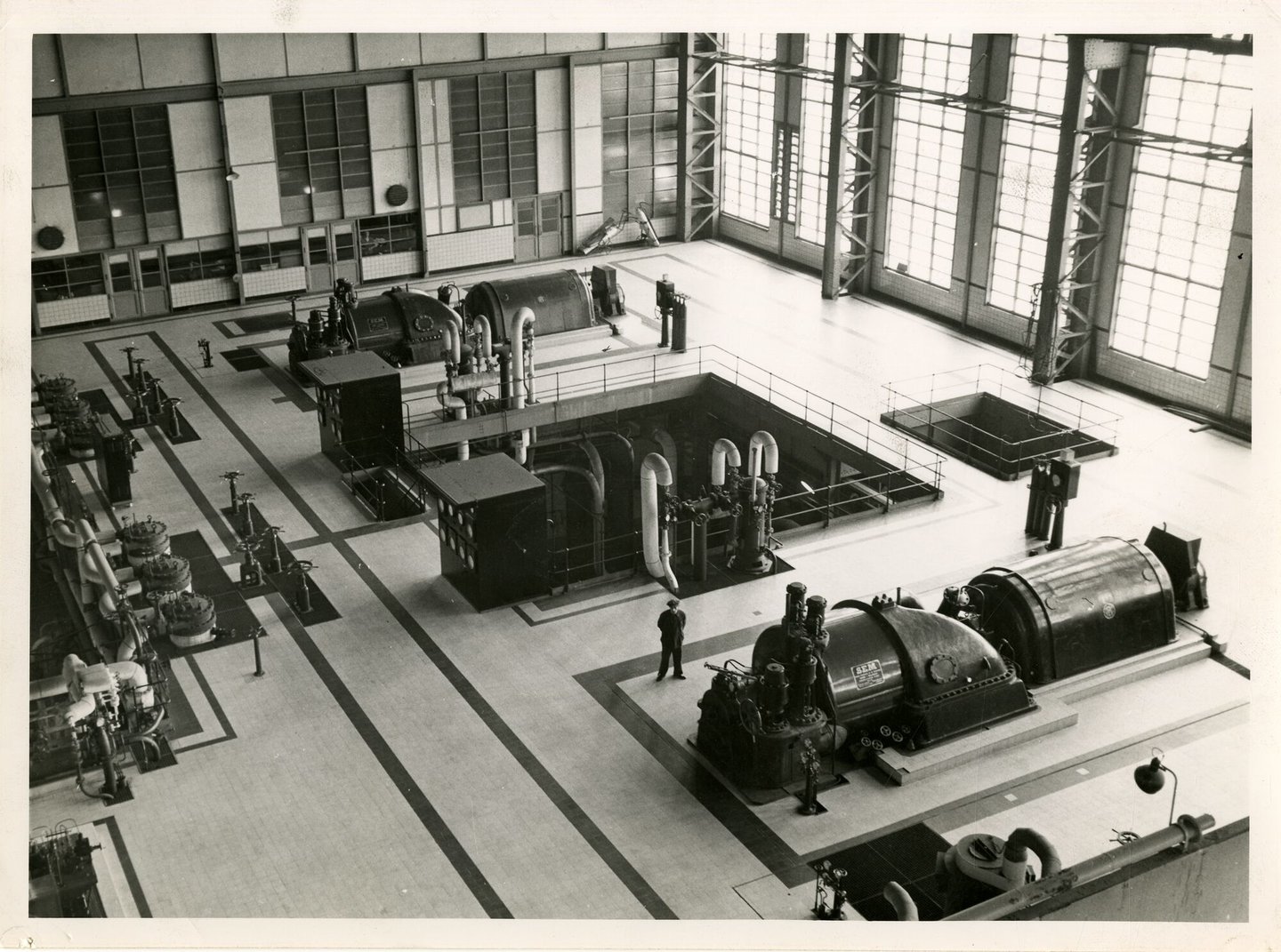 Machinezaal met turbogeneratoren van elektriciteitscentrale Forges de la Providence in Marchienne-au-Pont