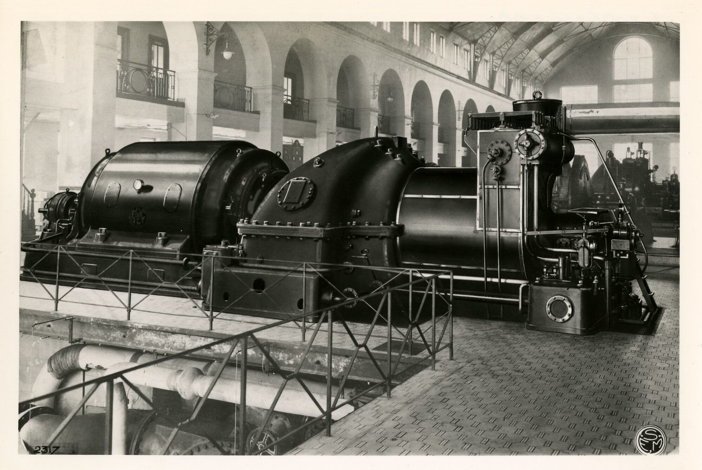 Machinezaal met turbogenerator van elektriciteitscentrale in Drogenbos