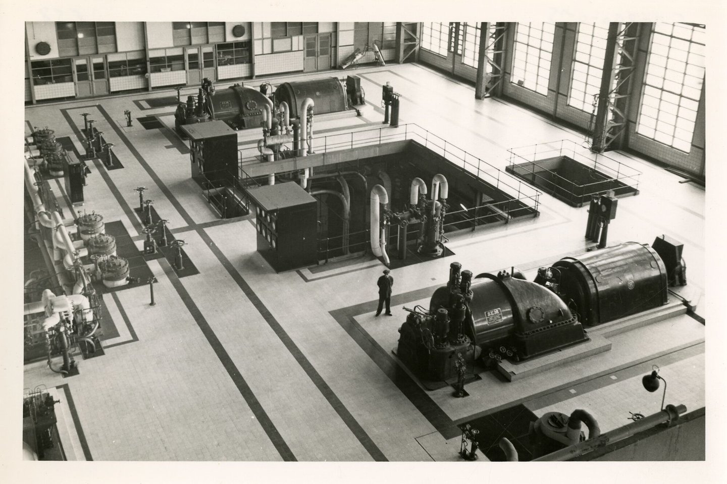 Machinezaal met turbogeneratoren van elektriciteitscentrale Forges de la Providence in Marchienne-au-Pont