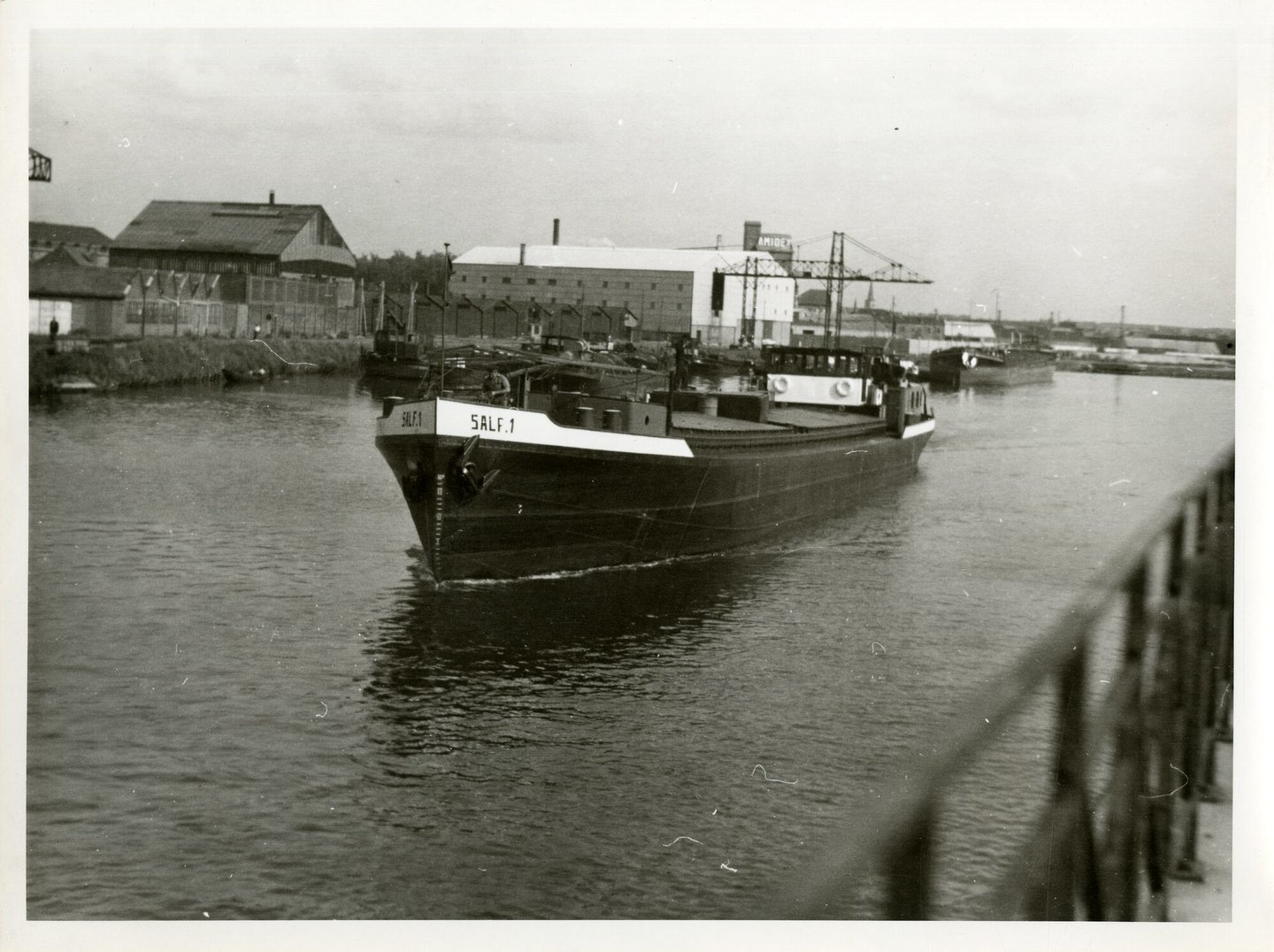 Binnenvaartschip Salf 1 in het havendok