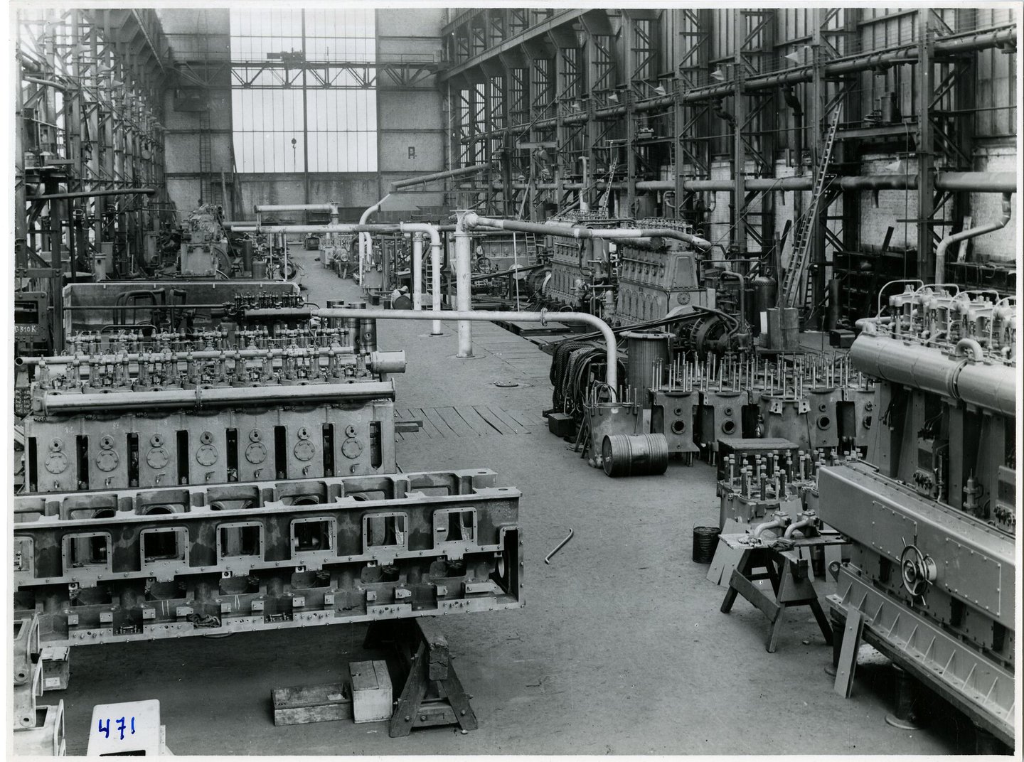 Assemblage van industriële dieselmotoren in een montagehal van machinebouwer SEM-Carels in Gent