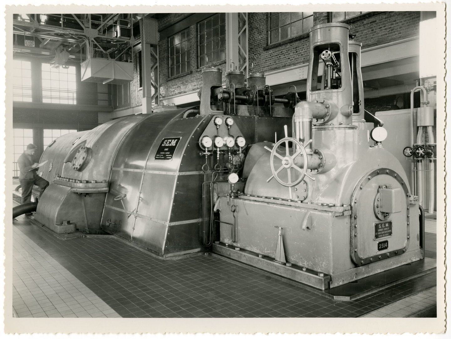 Machinezaal met turbogenerator van elektriciteitscentrale in Quaregnon