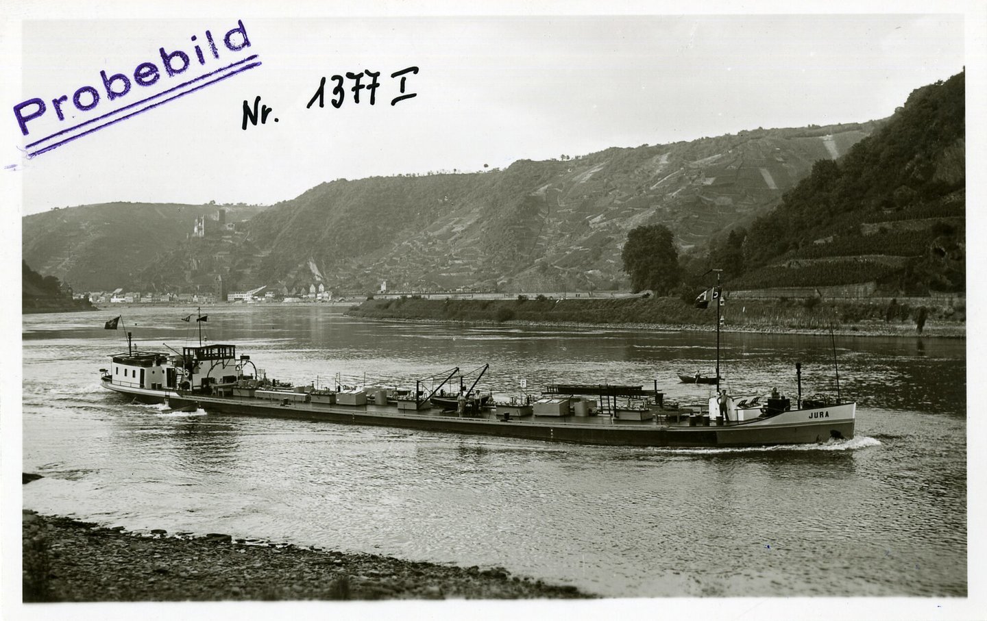 Binnenvaartschip Jura tijdens de vaart op de Rijn ter hoogte van de Loreley