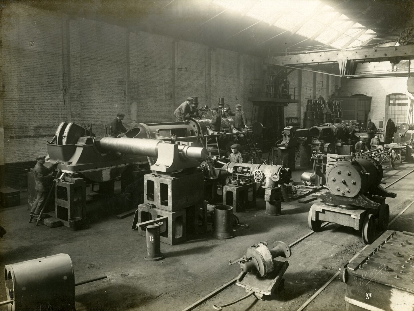 Assemblage van stoommachine in een montagehal van SEM-Carels in Gent